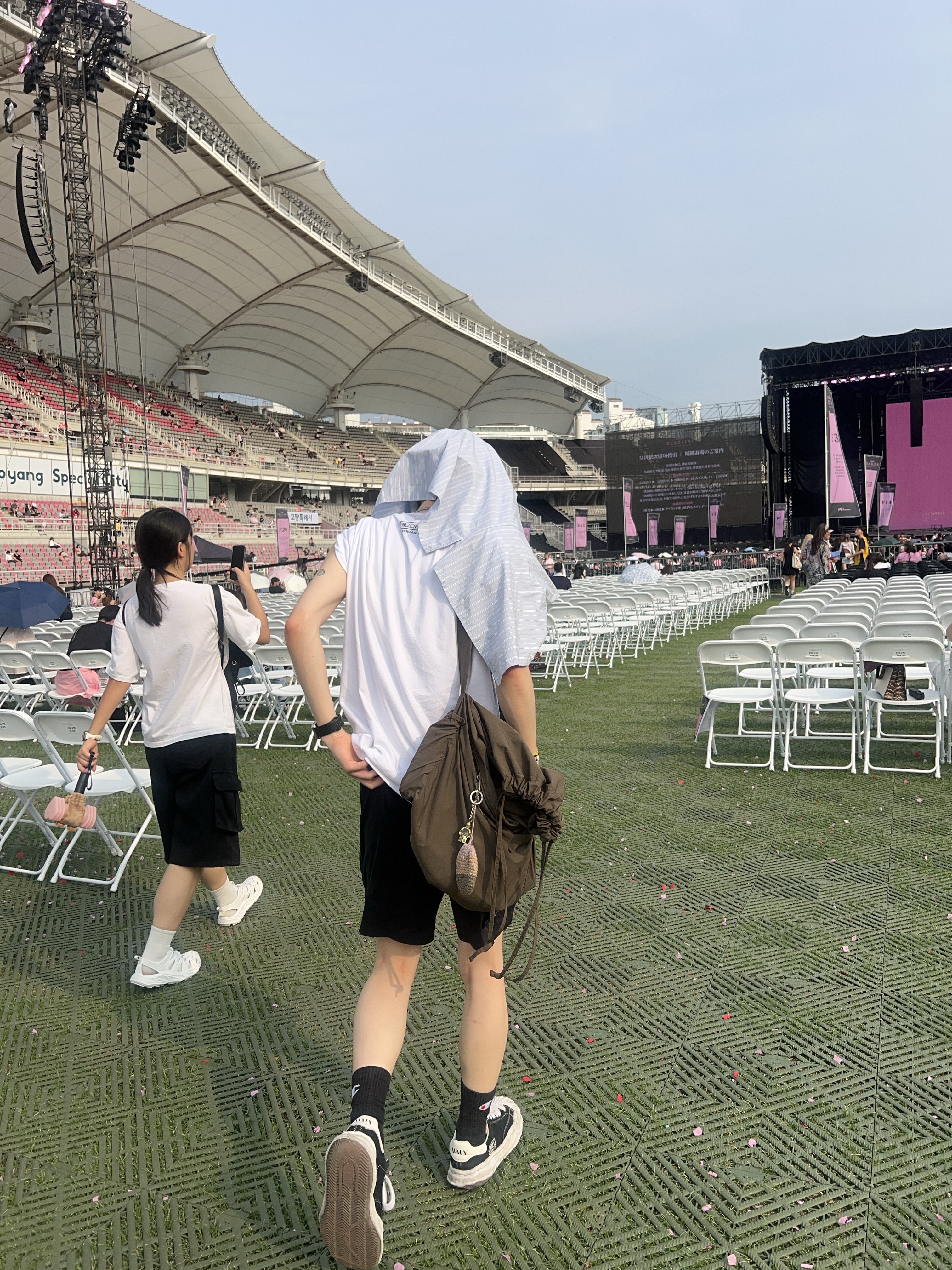 Verdy x Blackpink CC T-Shirt White - Amex Exclusive, Uniqlo U Drawstring Shoulder Bag Olive 착용 스타일 - 2
