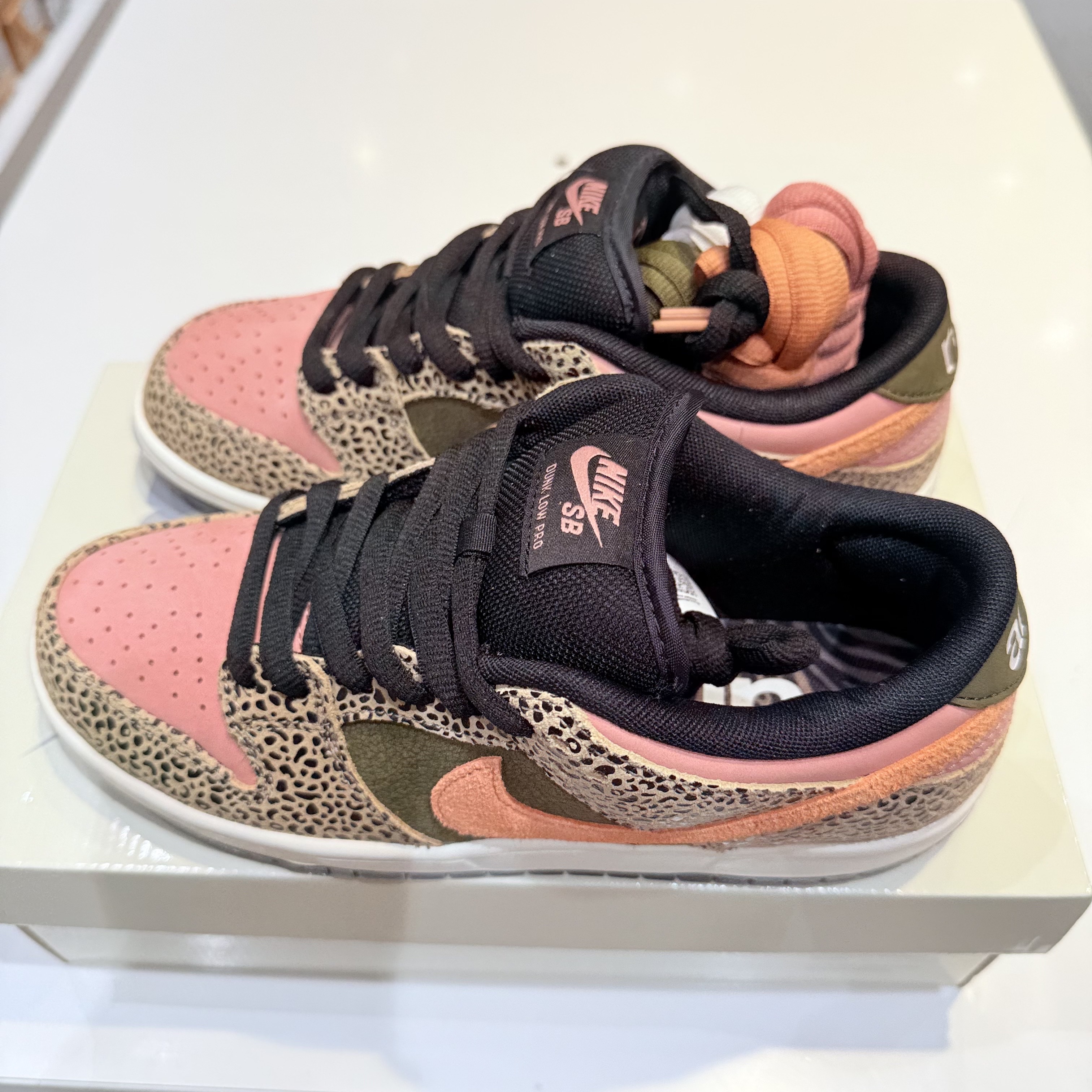 Nike x Arts-Rec Skateshop SB Dunk Low Pro Rust Pink and Rough Green 착용 스타일 - 2