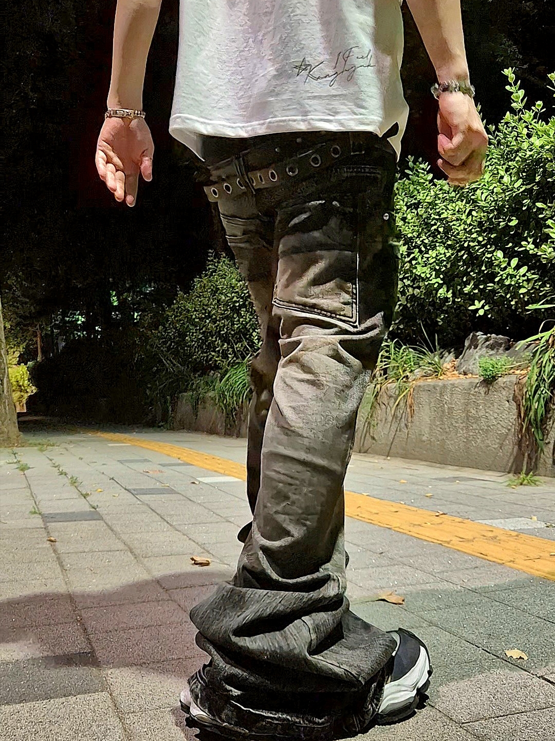 Balenciaga Cargo Sneakers White Grey 착용 스타일 - 3