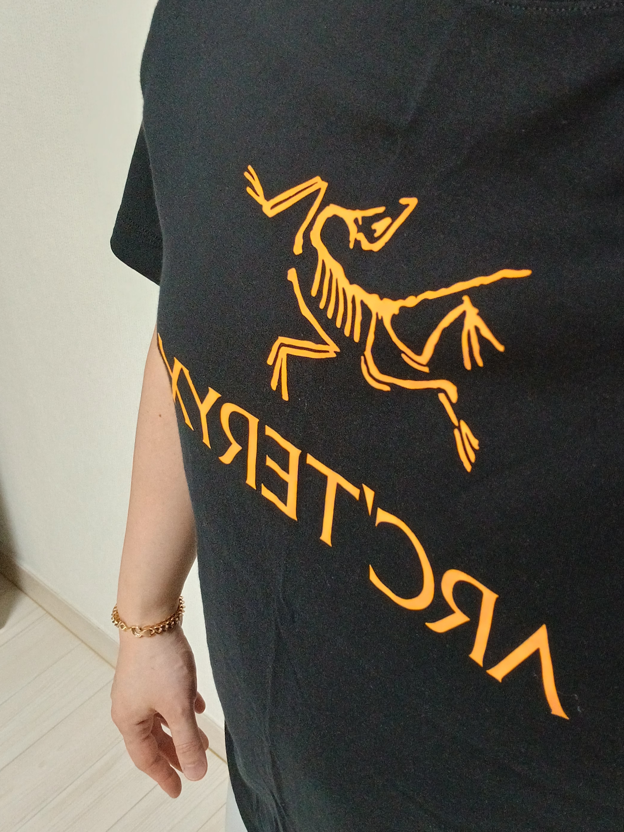 Arc'teryx Arc'word Logo SS T-Shirt Black II, Hoka Ora Athletic Slide Black White 착용 스타일 - 6