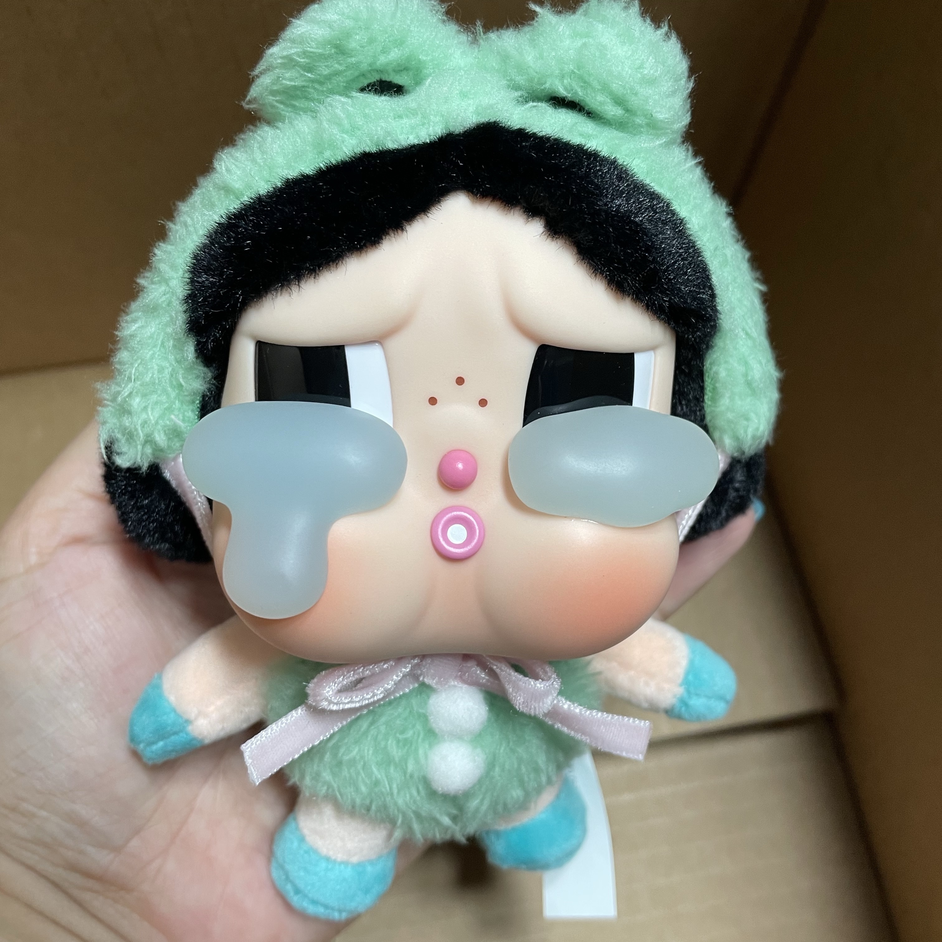 Pop Mart Crybaby Crying Again Series Plush Keyring What A Frog (Opened Case) 착용 스타일
