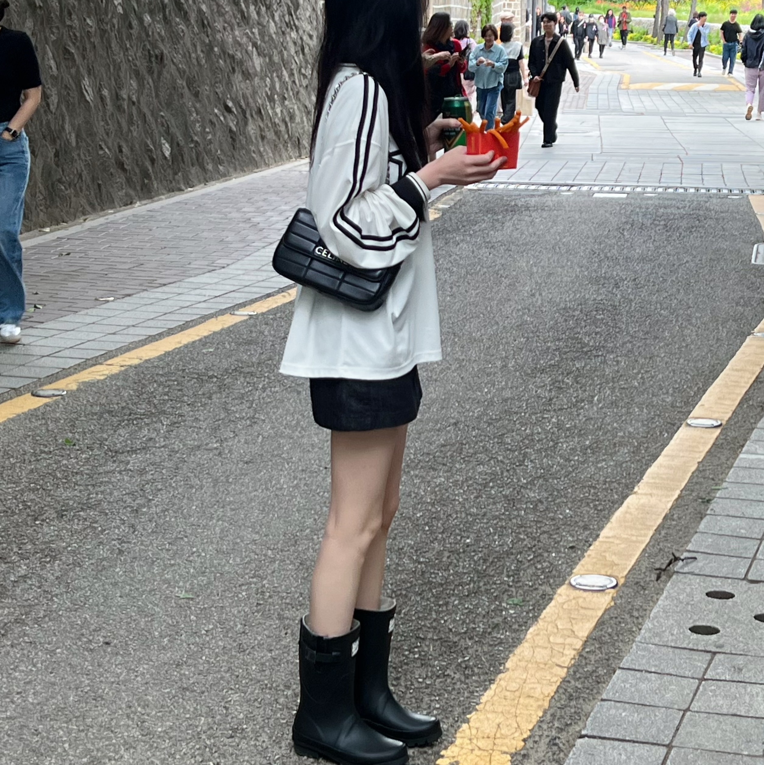 Celine Chain Shoulder Bag Matelasse Monochrome in Quilted Goatskin Black 착용 스타일