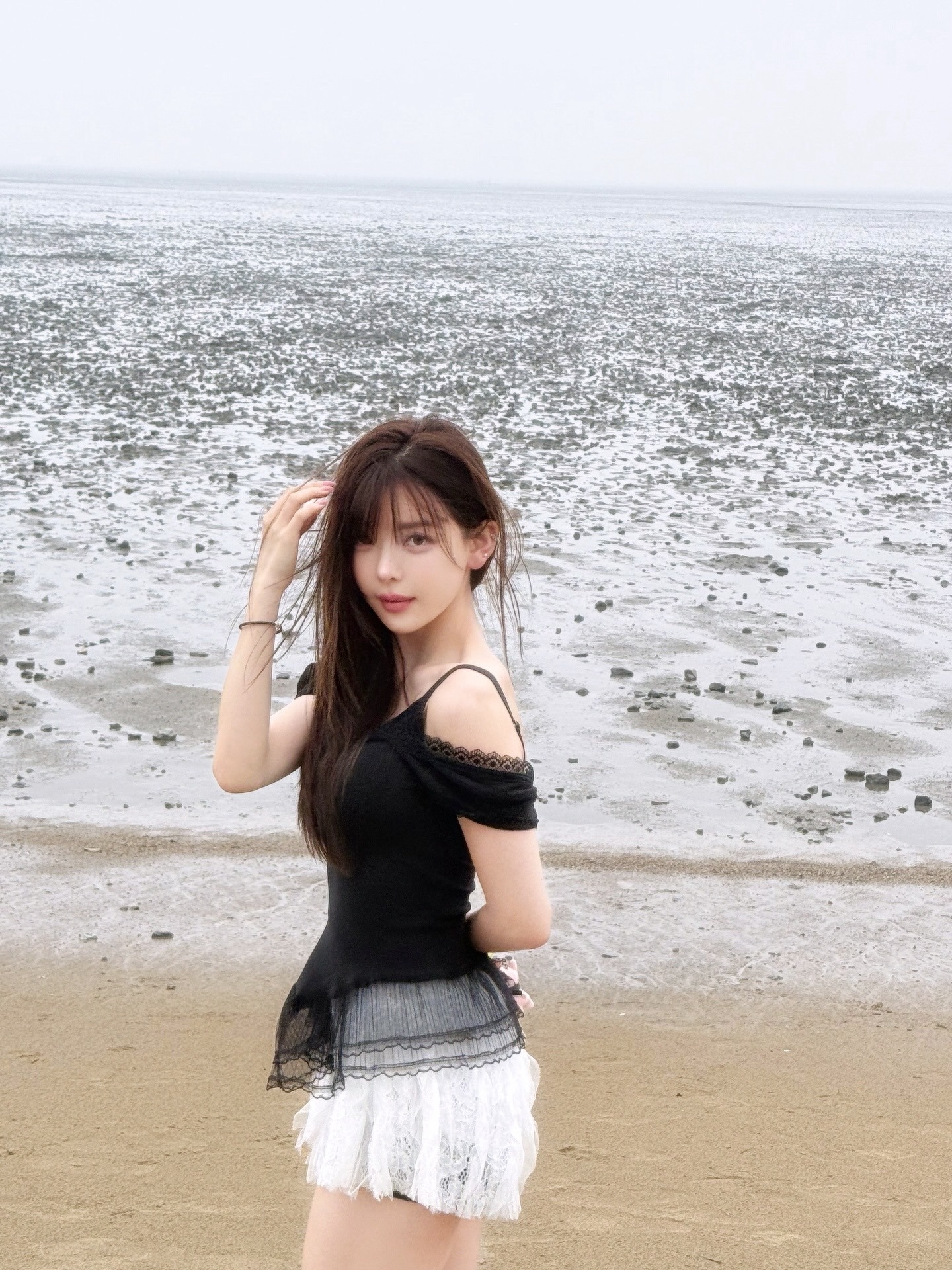 Don't Ask My Plan Square Neck Lace Frill Top-Black, Don't Ask My Plan Lace Frill Floral Shorts - WHITE 착용 스타일 - 4