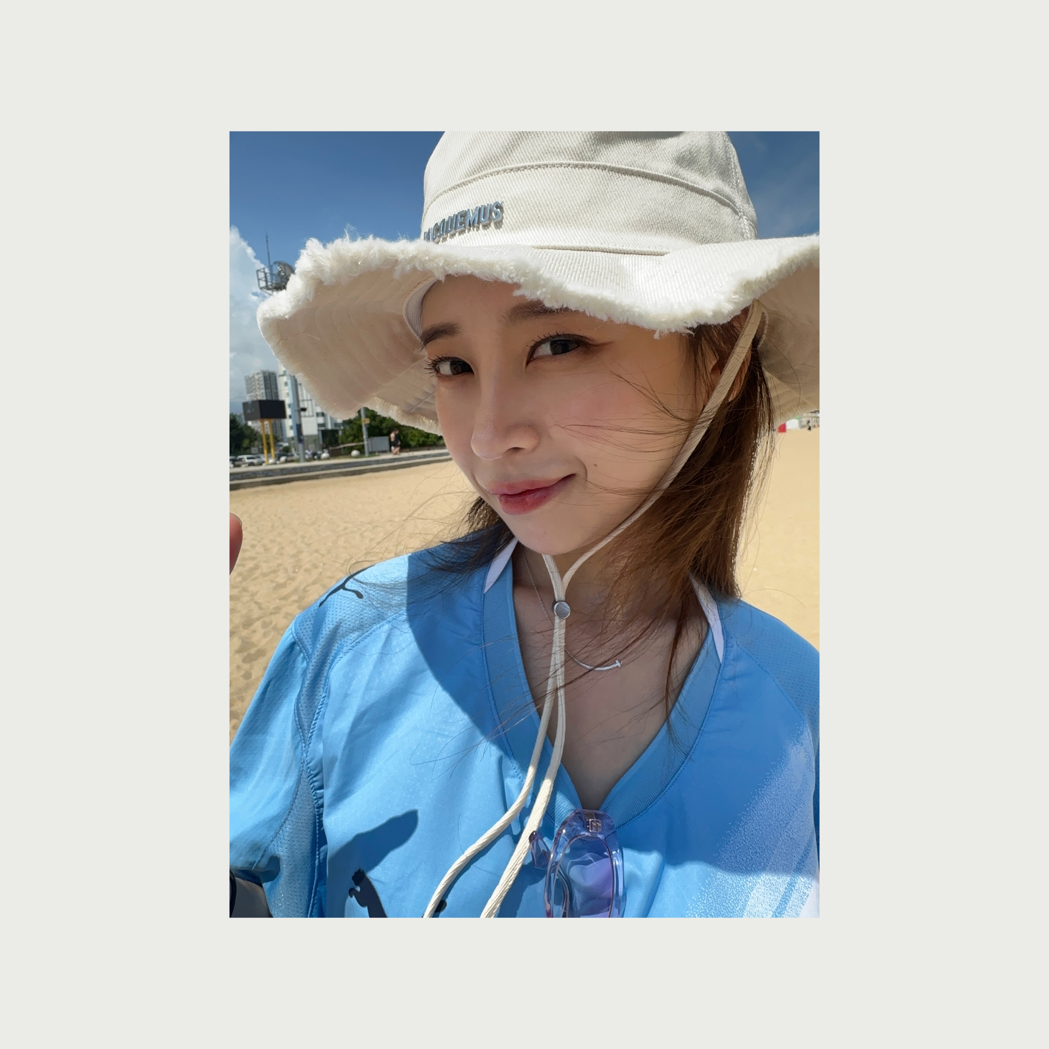 Jacquemus Le Bob Artichaut Bucket Hat Off White, (W) Crocs Classic Platform Clog Black 착용 스타일 - 3