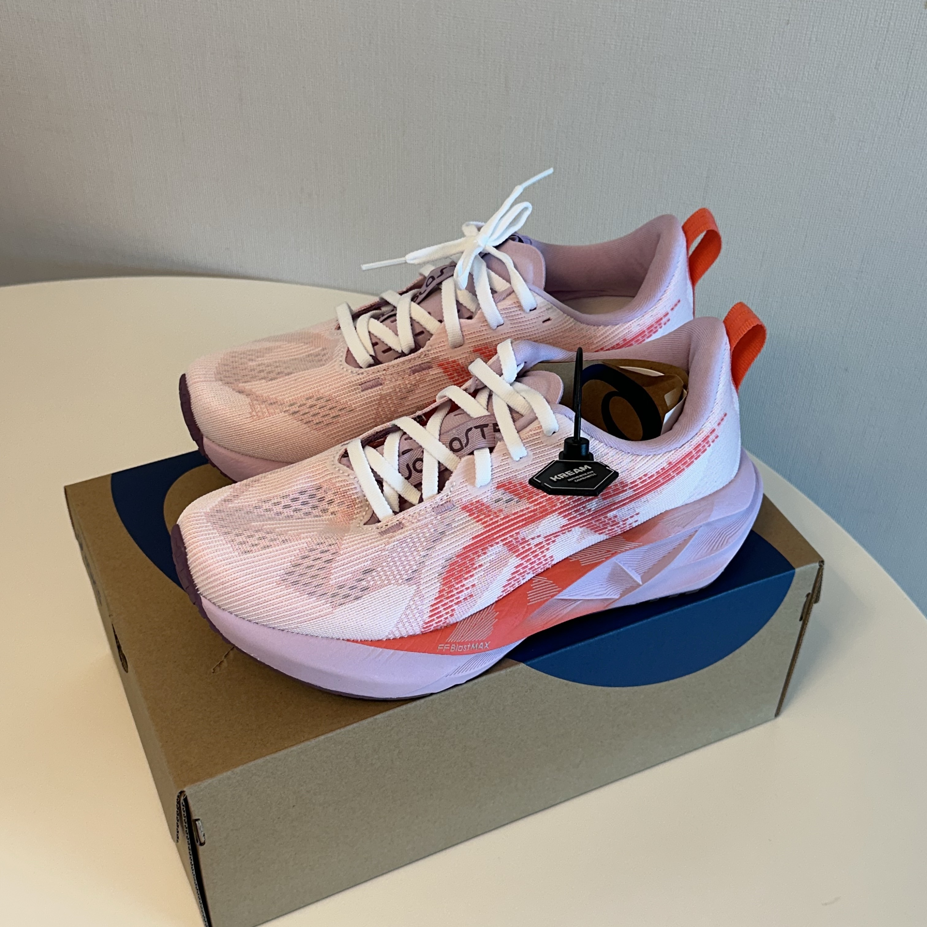 (W) Asics Novablast 5 White Coral Reef - D Wide 착용 스타일
