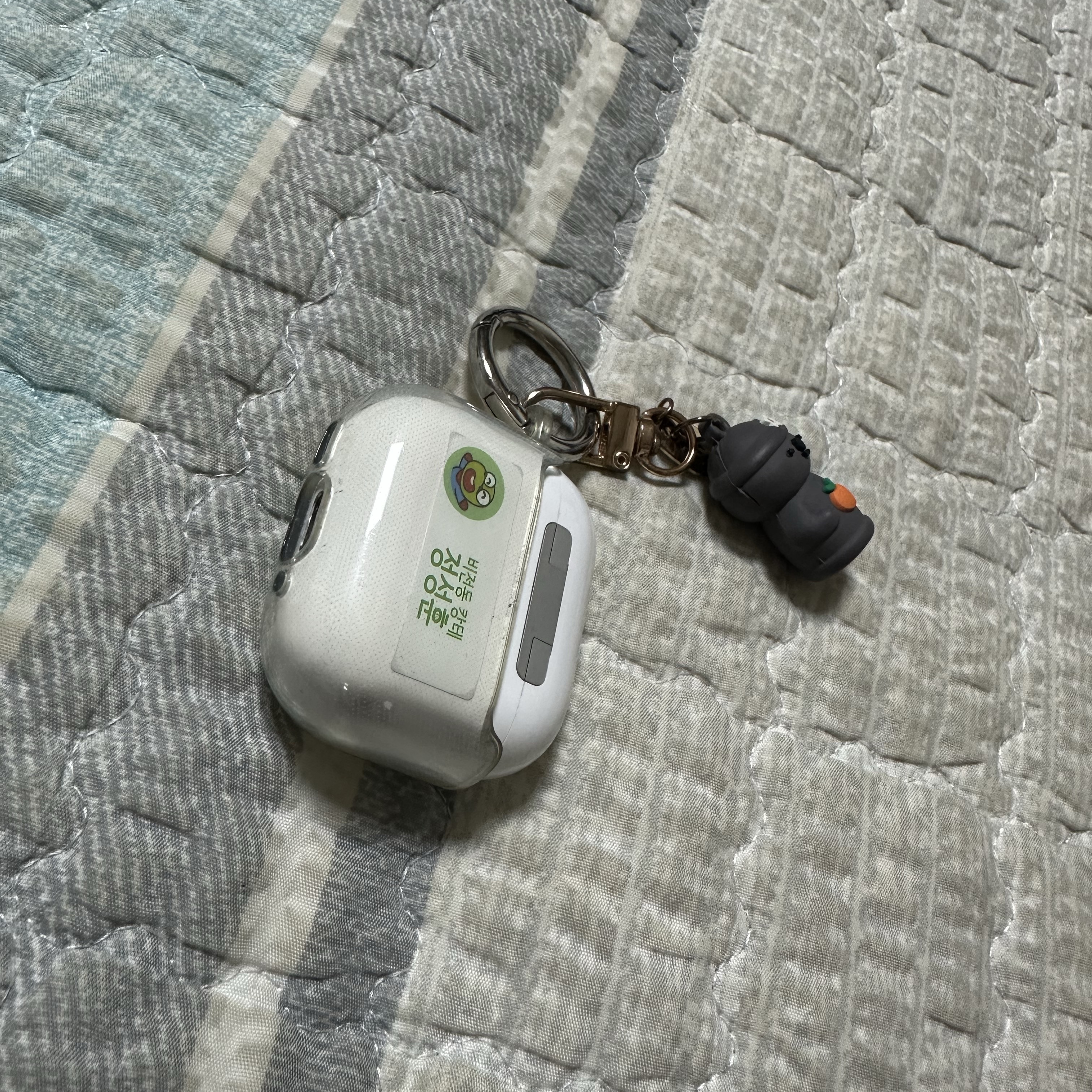 Apple AirPods 4th Gen with Active Noise Cancellation (Korean Ver.) 착용 스타일