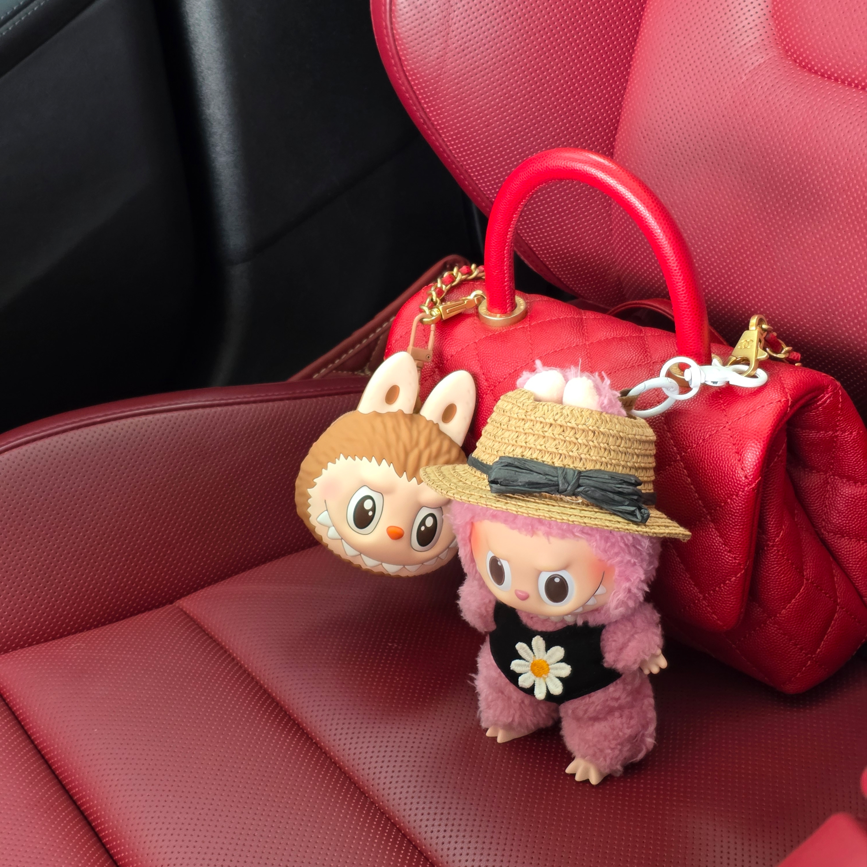 Pop Mart Labubu The Monsters Labubu Tasty Macarons Series Lyche Berry Keyring (Opened Case) 착용 스타일 - 2