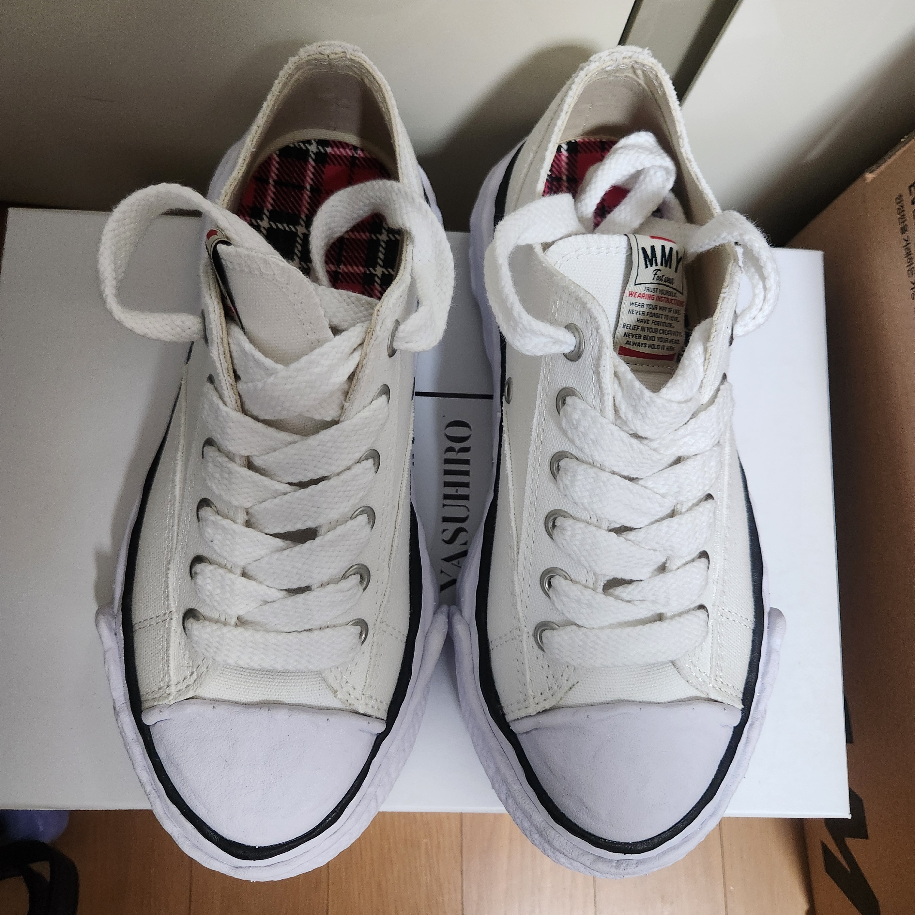 Maison Mihara Yasuhiro Peterson23 OG Sole Canvas Low-top Sneakers White 착용 스타일 - 2
