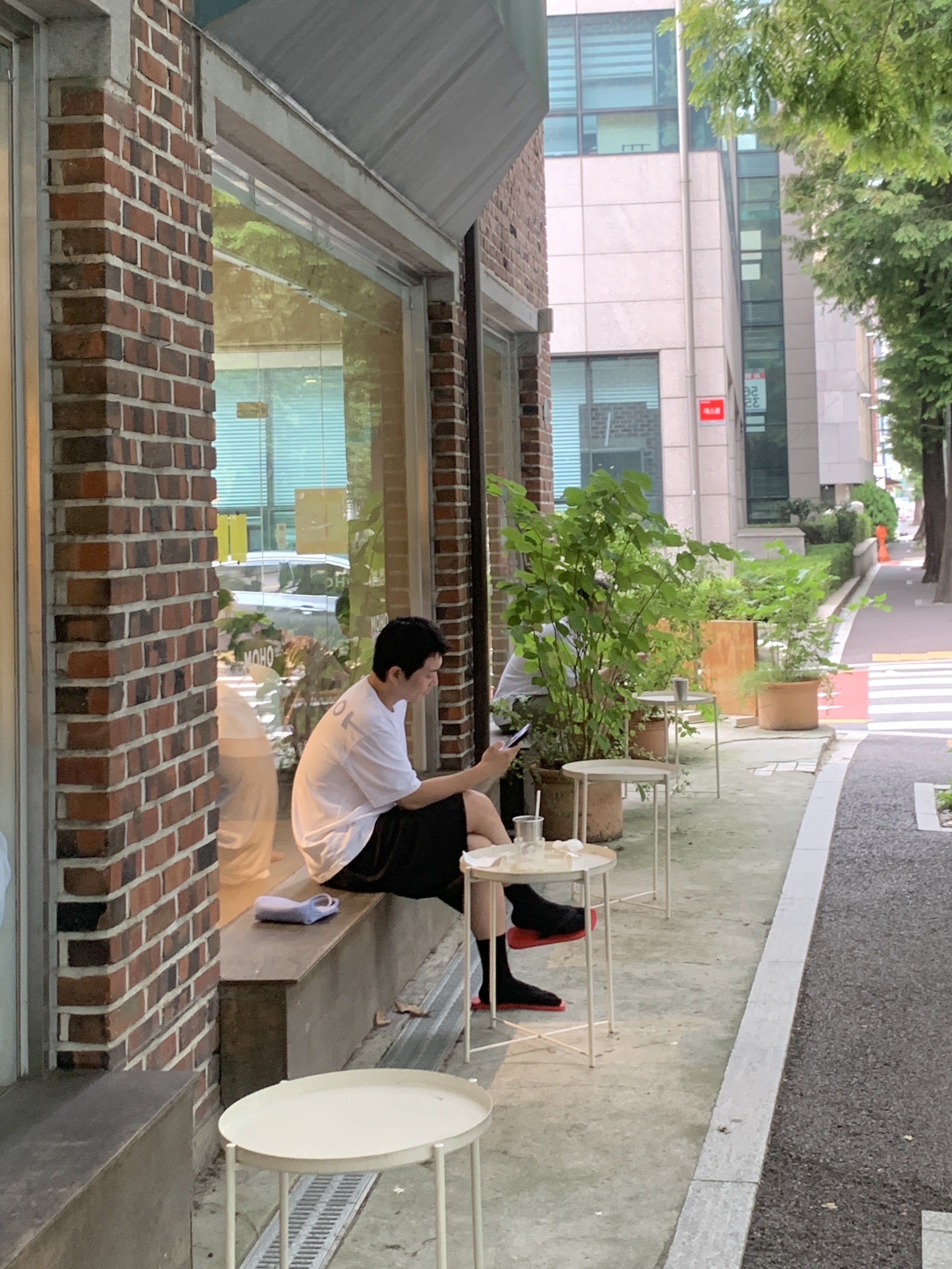 Salomon x MM6 Maison Margiela Wide Shorts Deep Black, The Row Dune Classic Sandal in Rubber Scarlet 착용 스타일 - 4