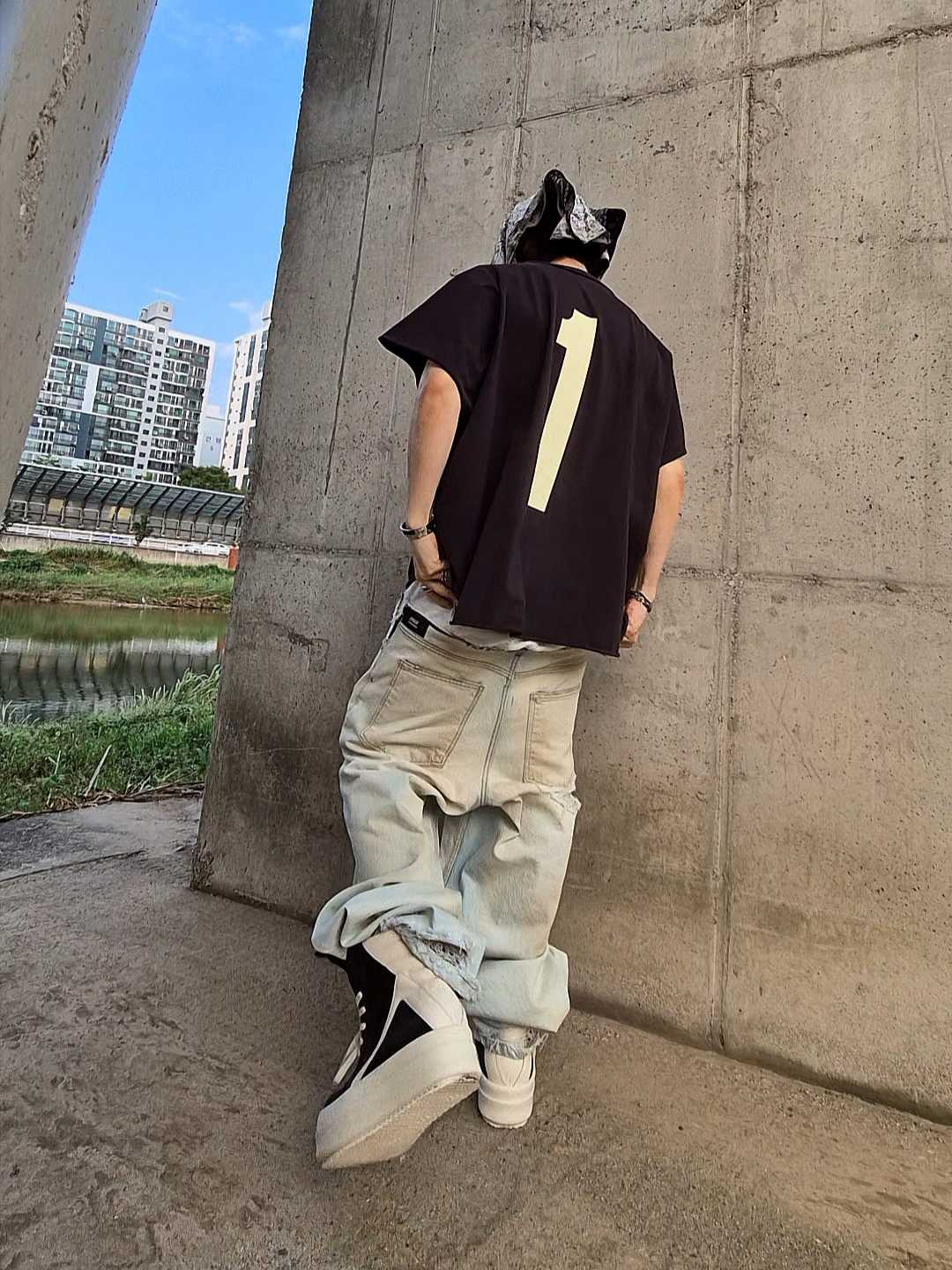 Rick Owens Hollywood Mega Bumper Geobasket in Full Grain Calf Leather Black Milk, Yeezy One Box T-Shirt Black 착용 스타일