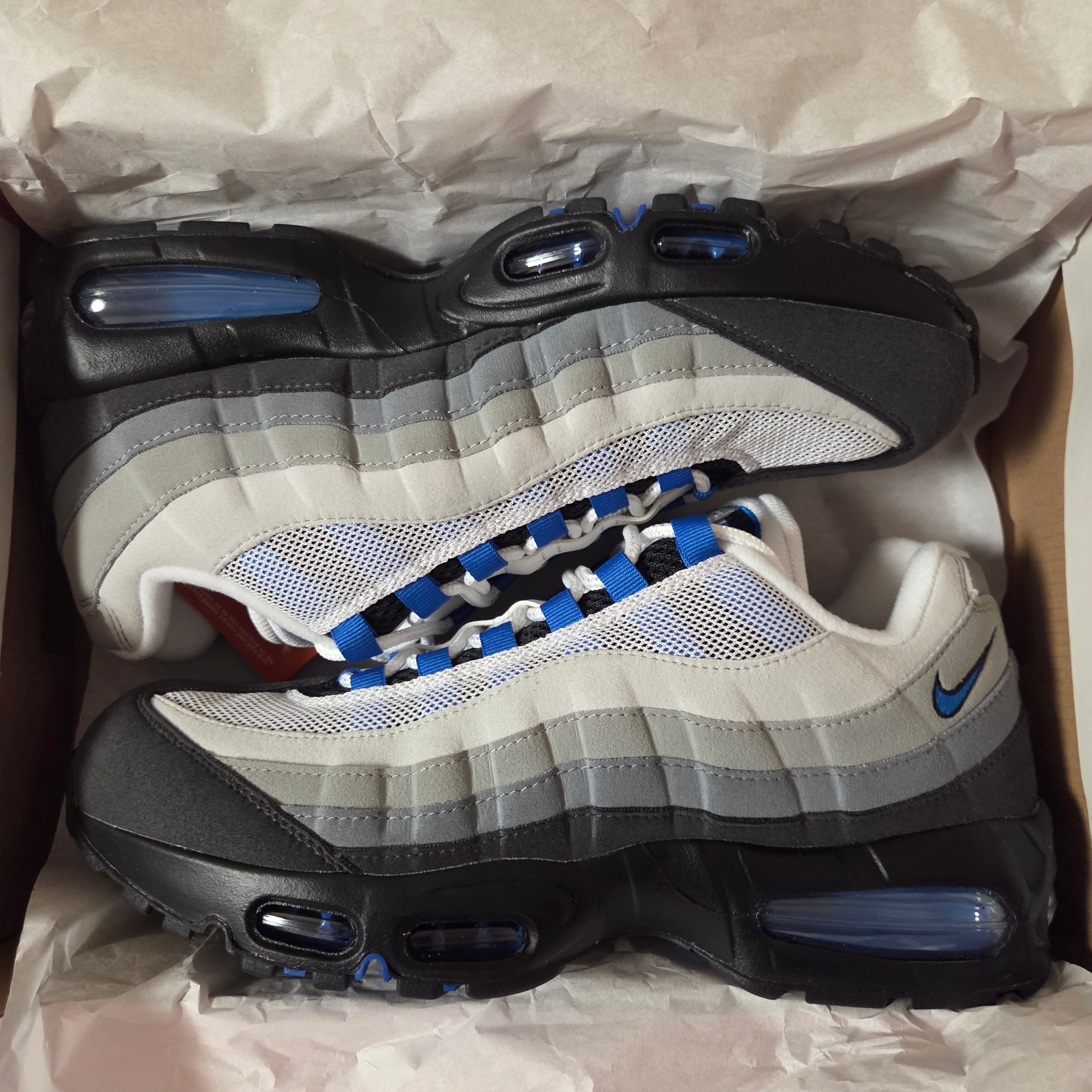 Nike Air Max 95 OG Cool Grey and Blue Spark 착용 스타일