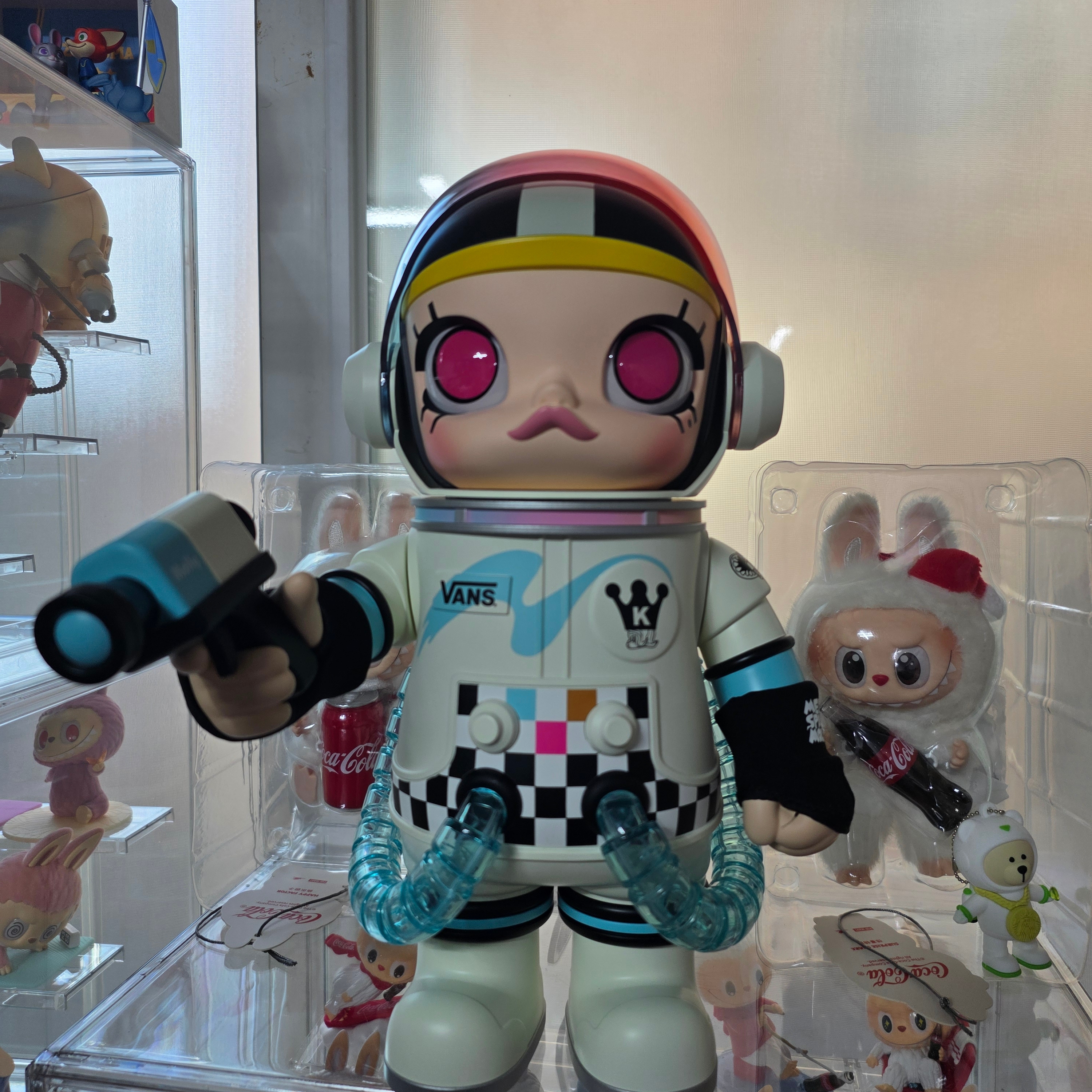 Pop Mart x Vans Mega Space Molly 400% 착용 스타일 - 1