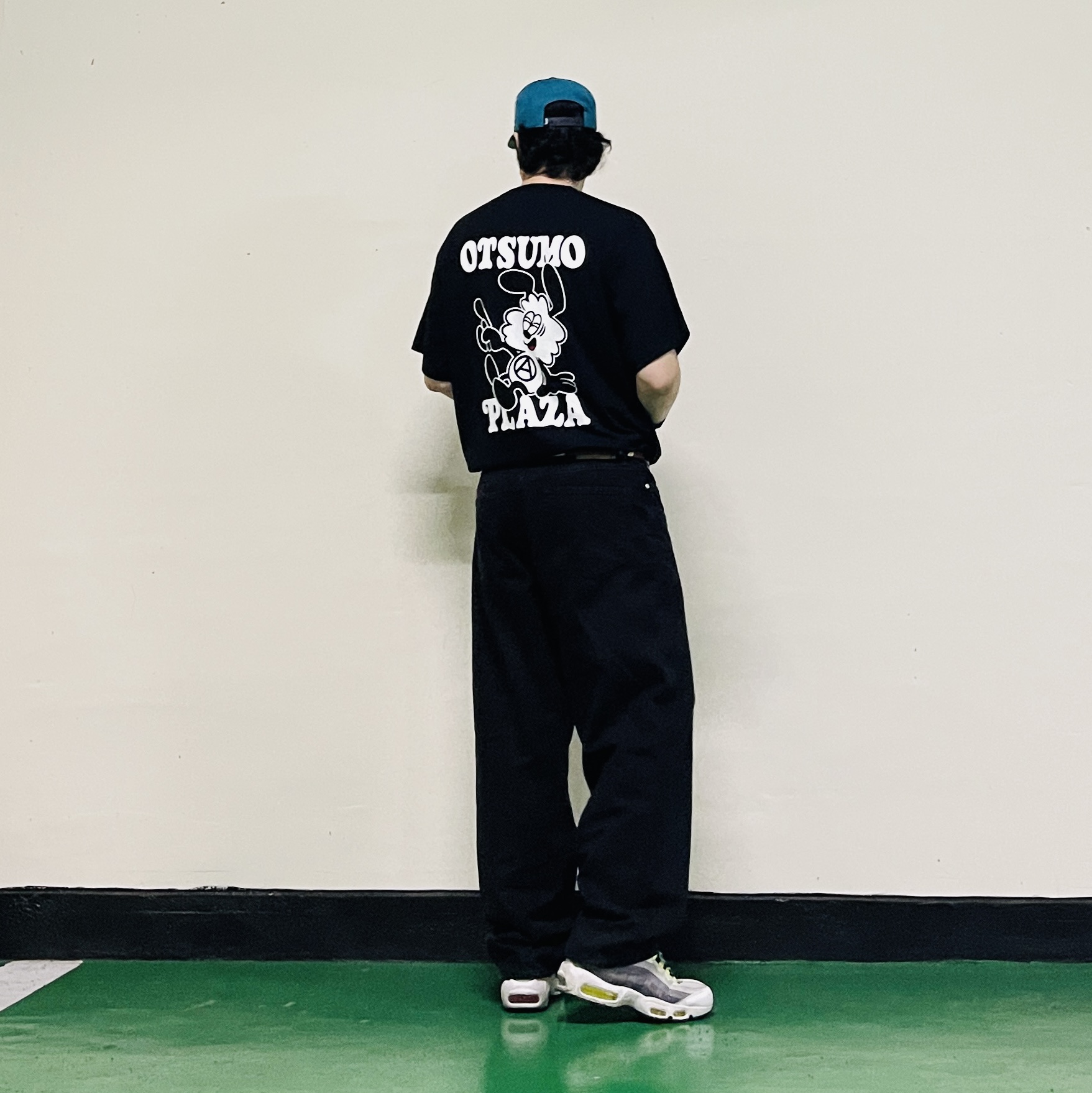 Stussy Washed Canvas Big OL' Jean Black, Verdy Otsumo Plaza T-Shirt Black - Otsumo Plaza Exclusive 착용 스타일 - 1