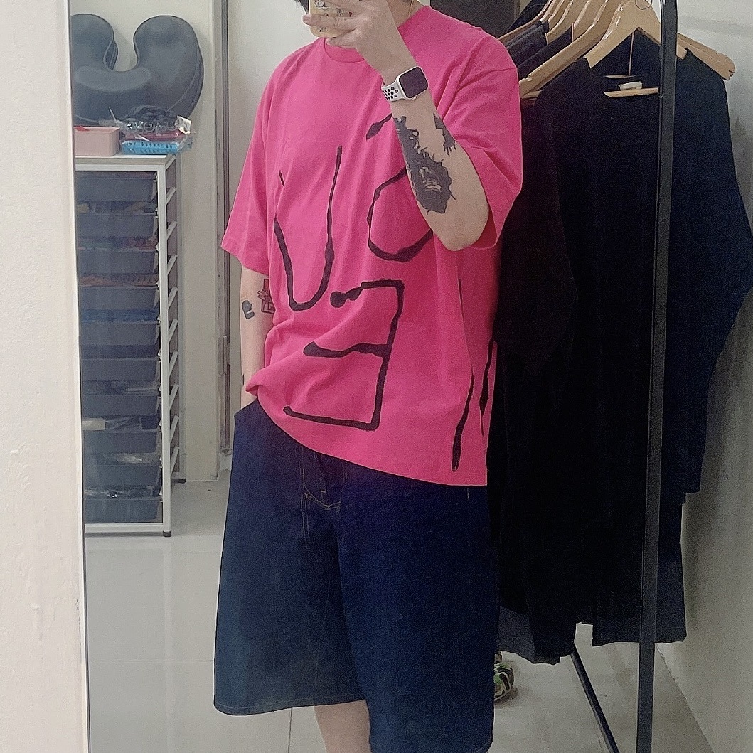 Supreme Painted T-Shirt Fuchsia - 25SS, Supreme x Marithe Francois Girbaud X-Seam Baggy Denim Shorts Rigid Indigo - 25SS 착용 스타일