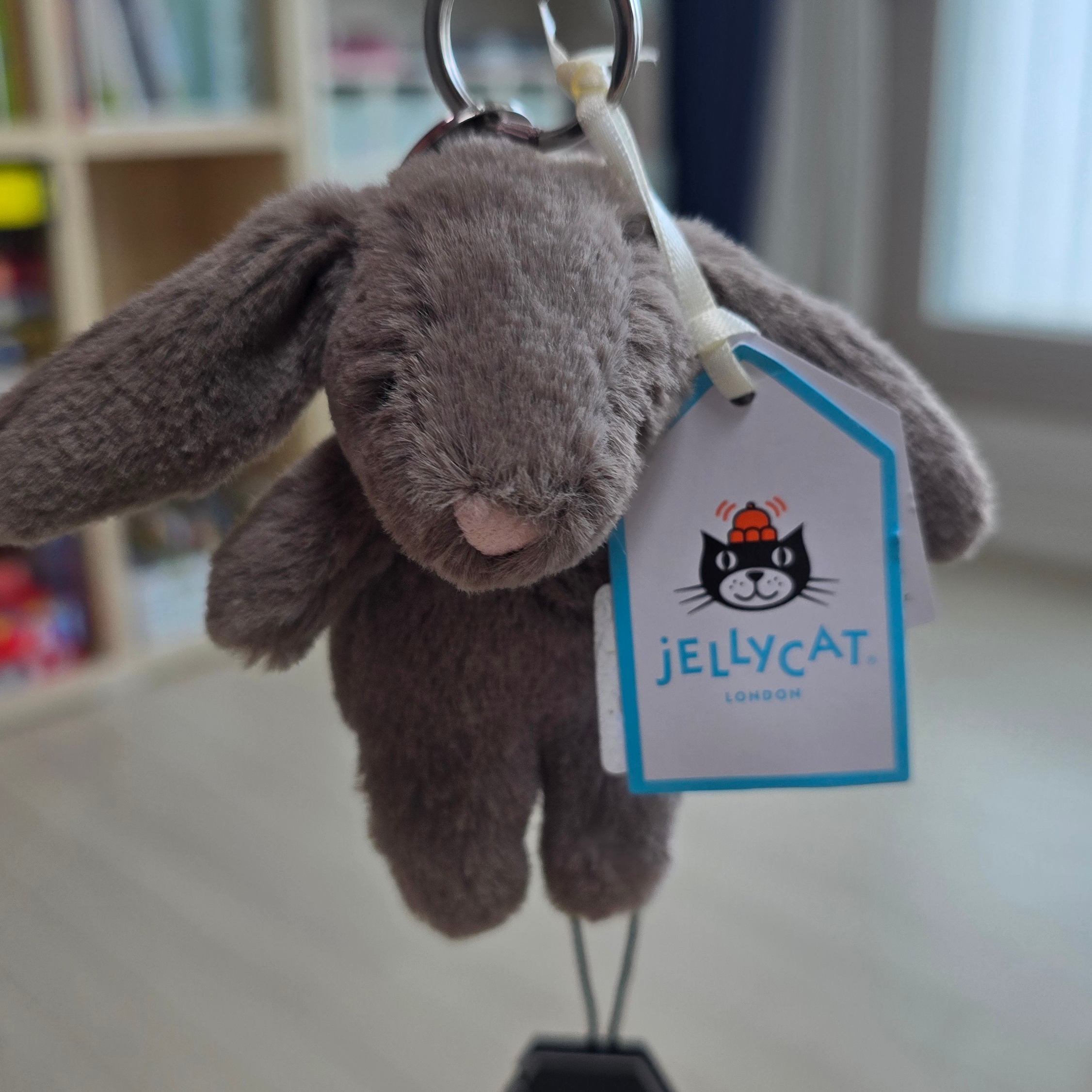 Jellycat Bashful Bunny Truffle Bag Charm Brown 착용 스타일