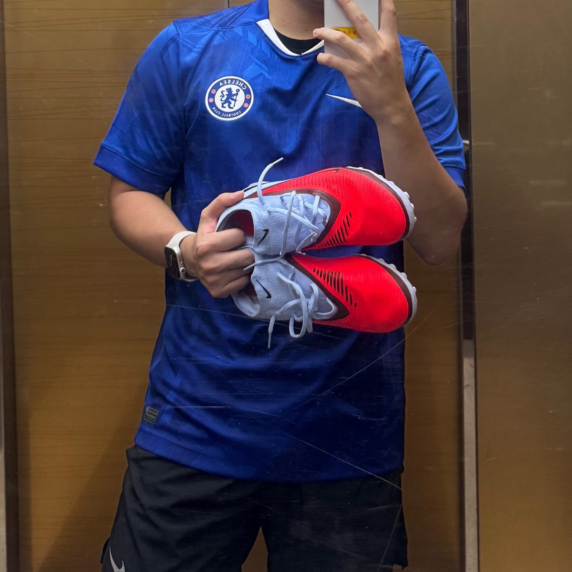 Nike Chelsea FC 2025/26 Stadium Home Dri-Fit Soccer Replica Jersey Rush Blue White (Non Marking Ver.), Nike ReactX Phantom 6 Low Pro TF Royal Tint Bright Crimson 착용 스타일