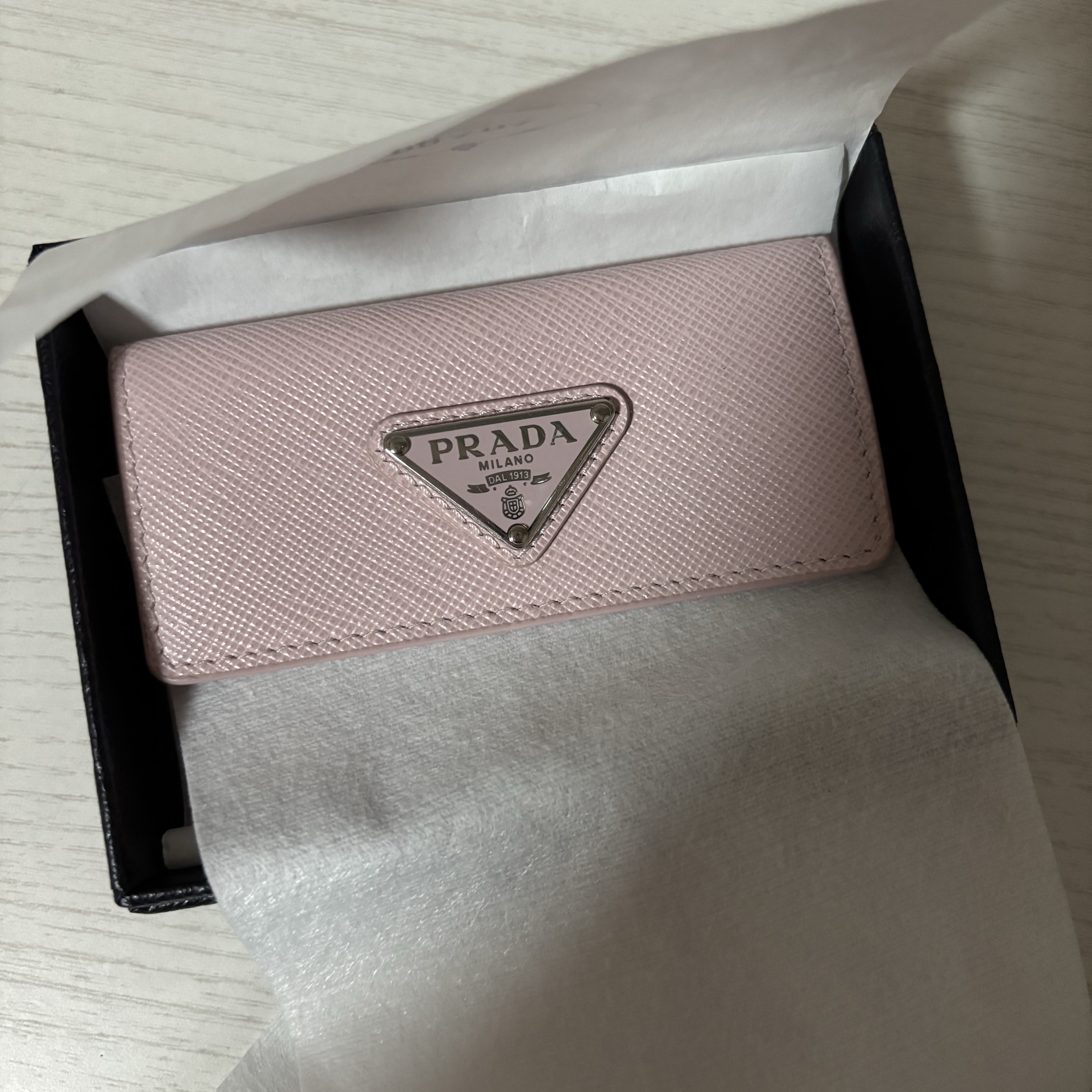 Prada Saffiano Leather Card Holder Alabaster 착용 스타일