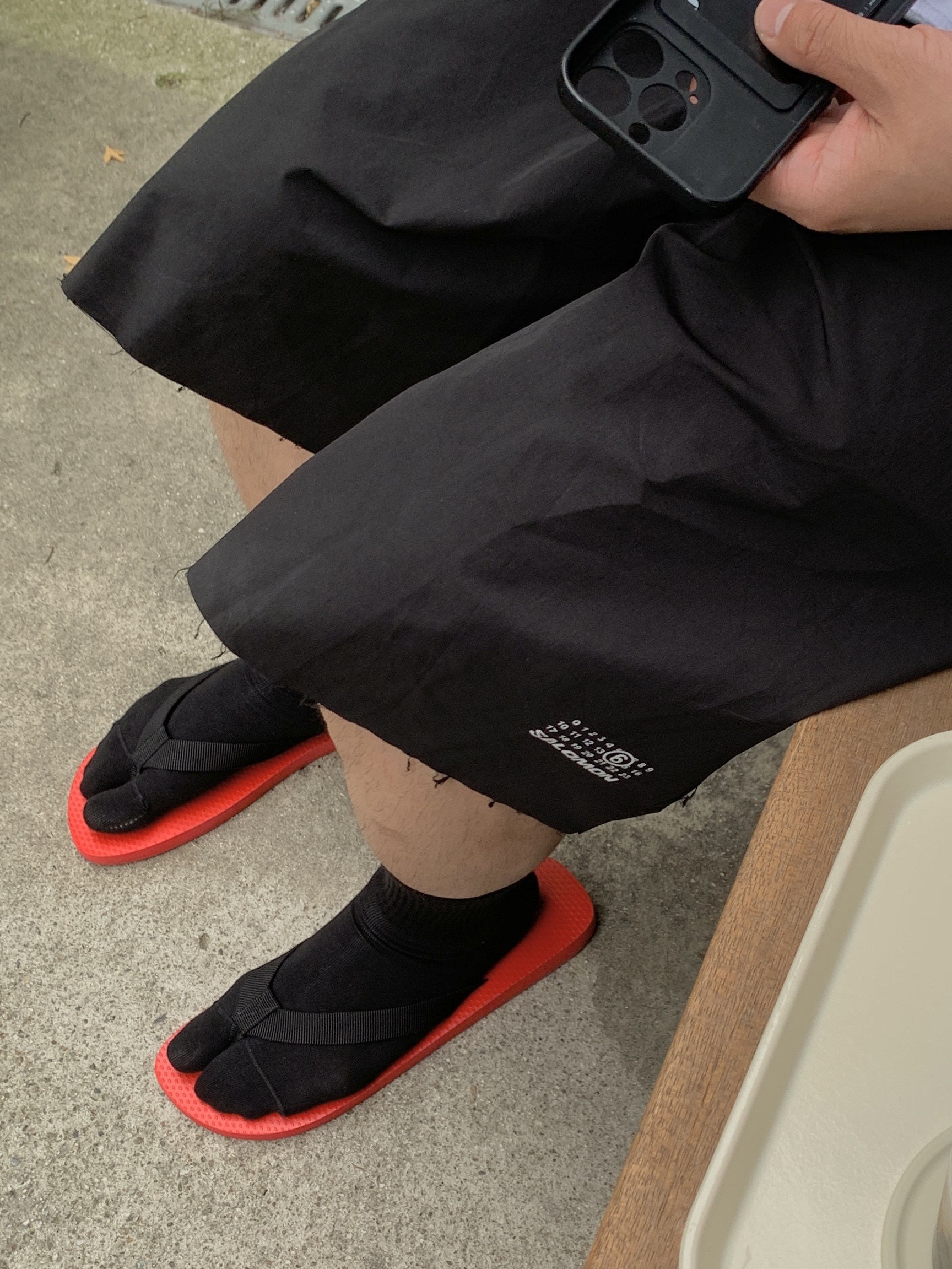 Salomon x MM6 Maison Margiela Wide Shorts Deep Black, The Row Dune Classic Sandal in Rubber Scarlet 착용 스타일 - 5