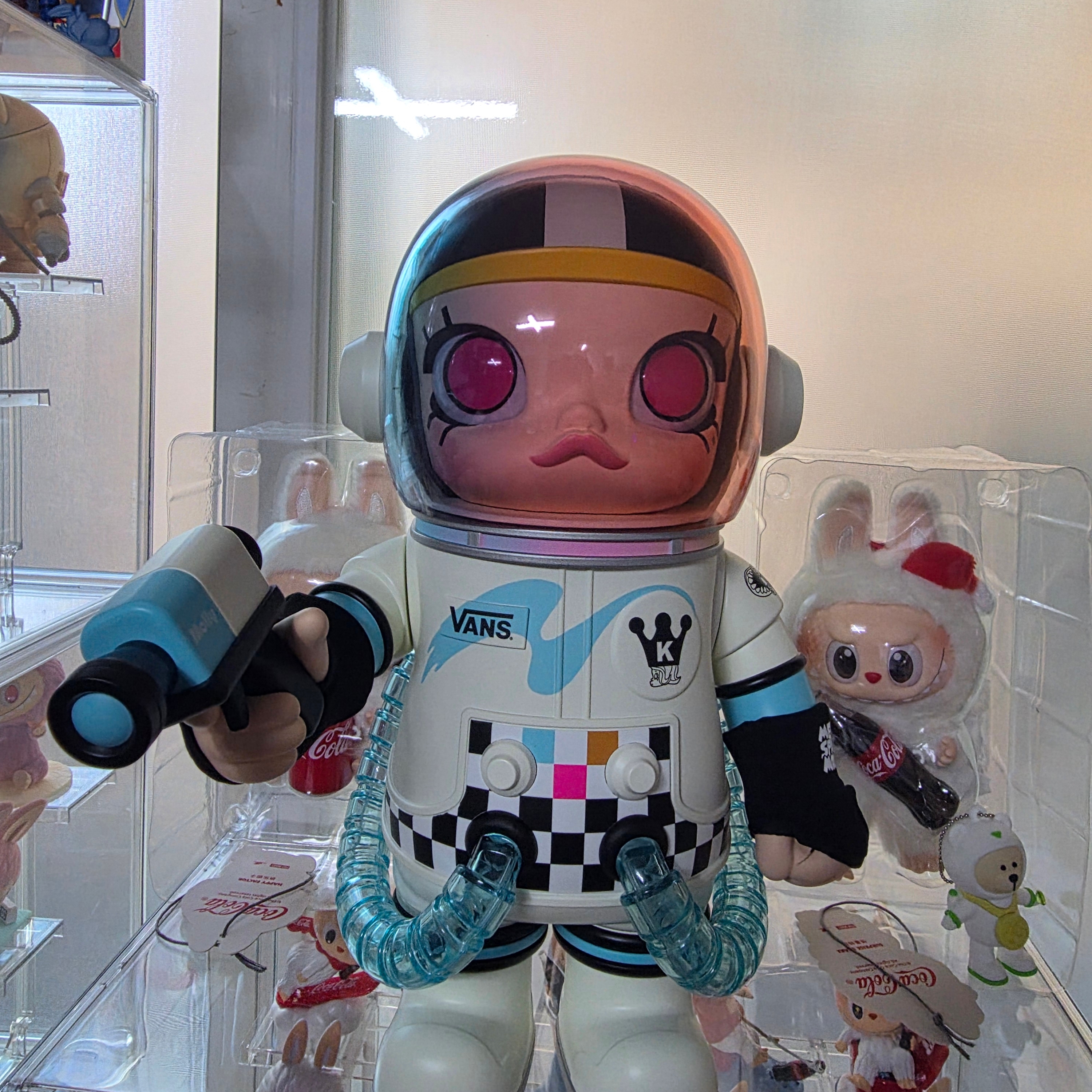 Pop Mart x Vans Mega Space Molly 400% 착용 스타일 - 2