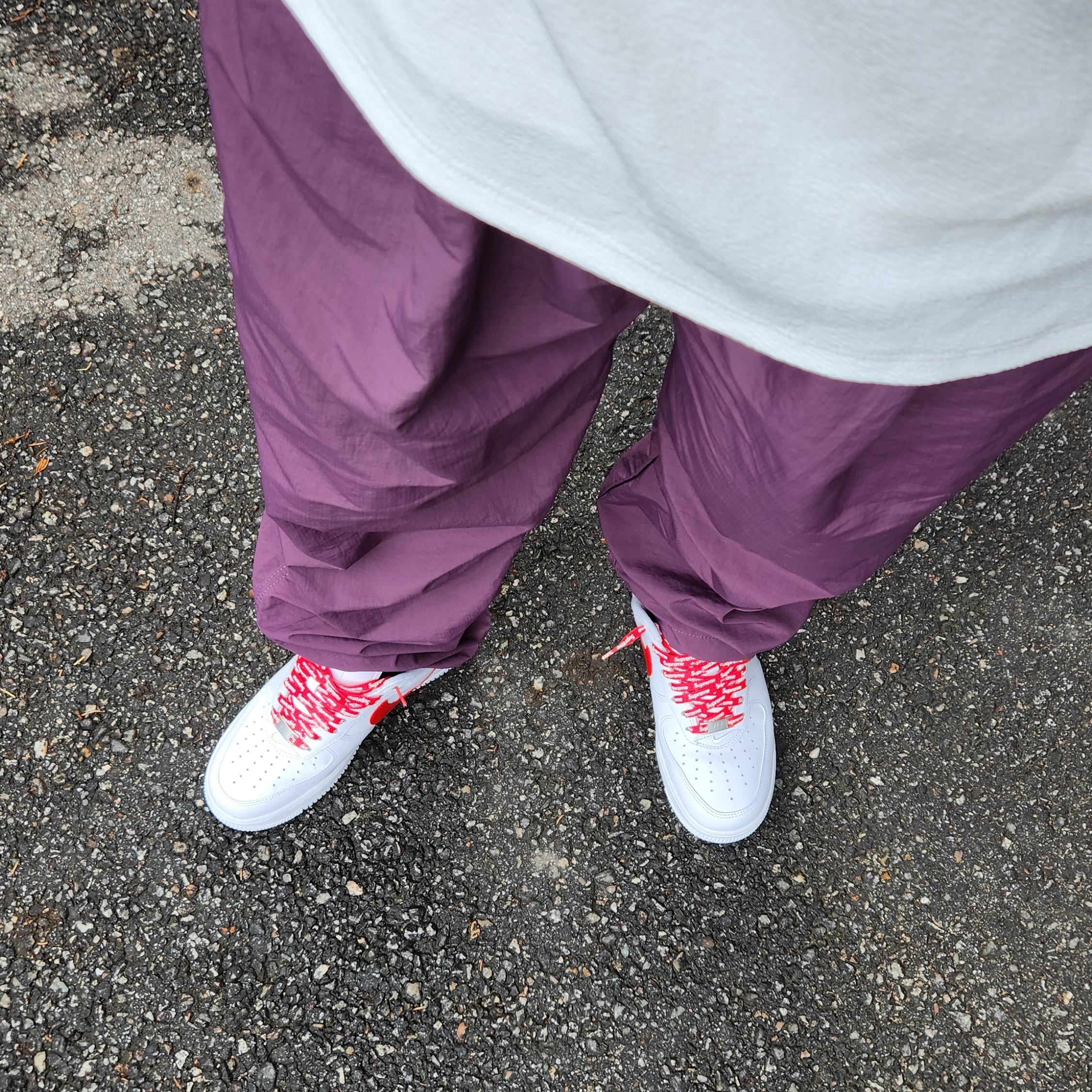 Nike x Supreme Air Force 1 Low White Speed Red - Shanghai Store Exclusive 착용 스타일