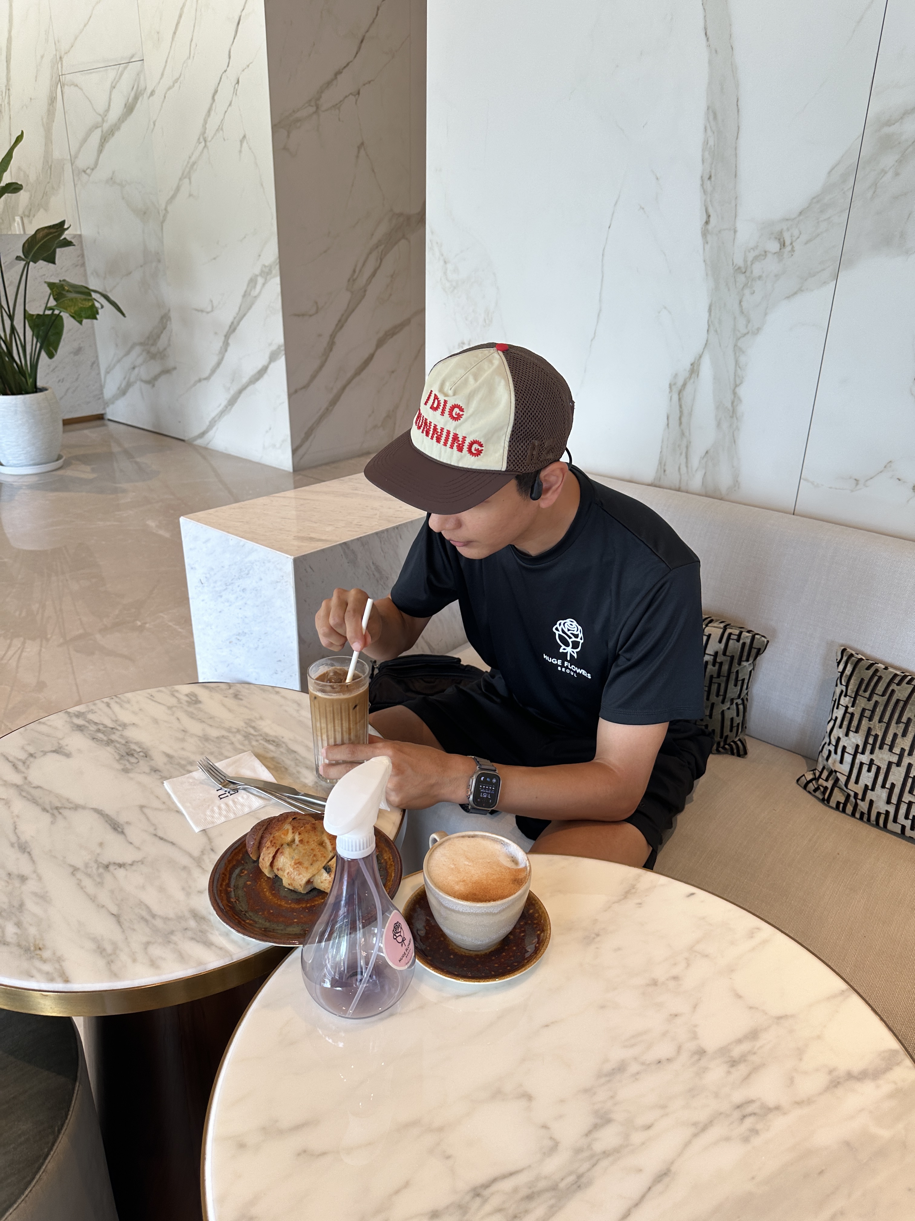 Alex Zono I Dig Running Trucker Hat OG Brown, New Balance x Joe Freshgoods 992 Made in USA Aged Well 착용 스타일 - 3