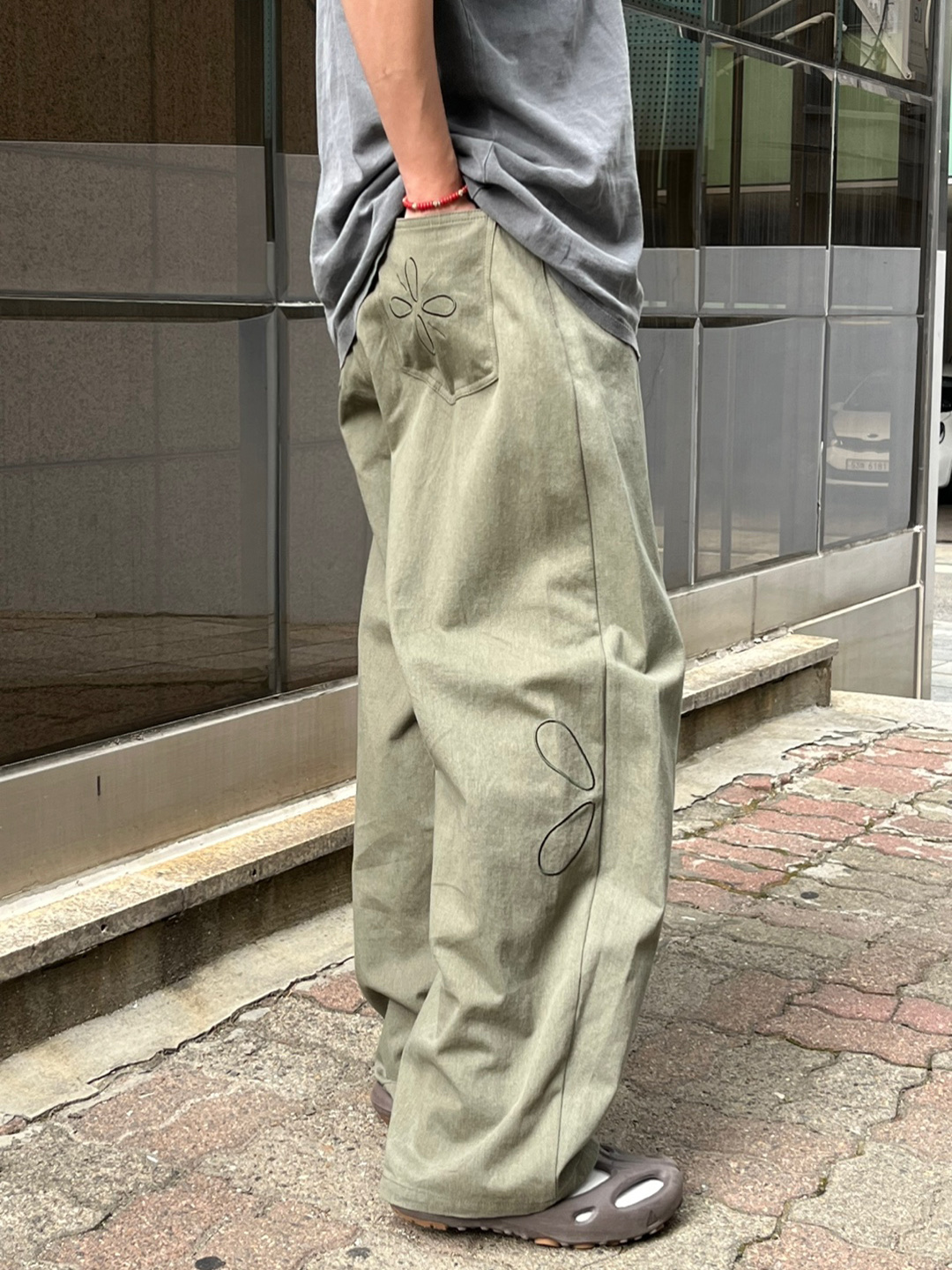 Riomeu Cotton Wide Balloon Pants Khaki, Riomeu Vintage Glass Bracelet Red 착용 스타일 - 1