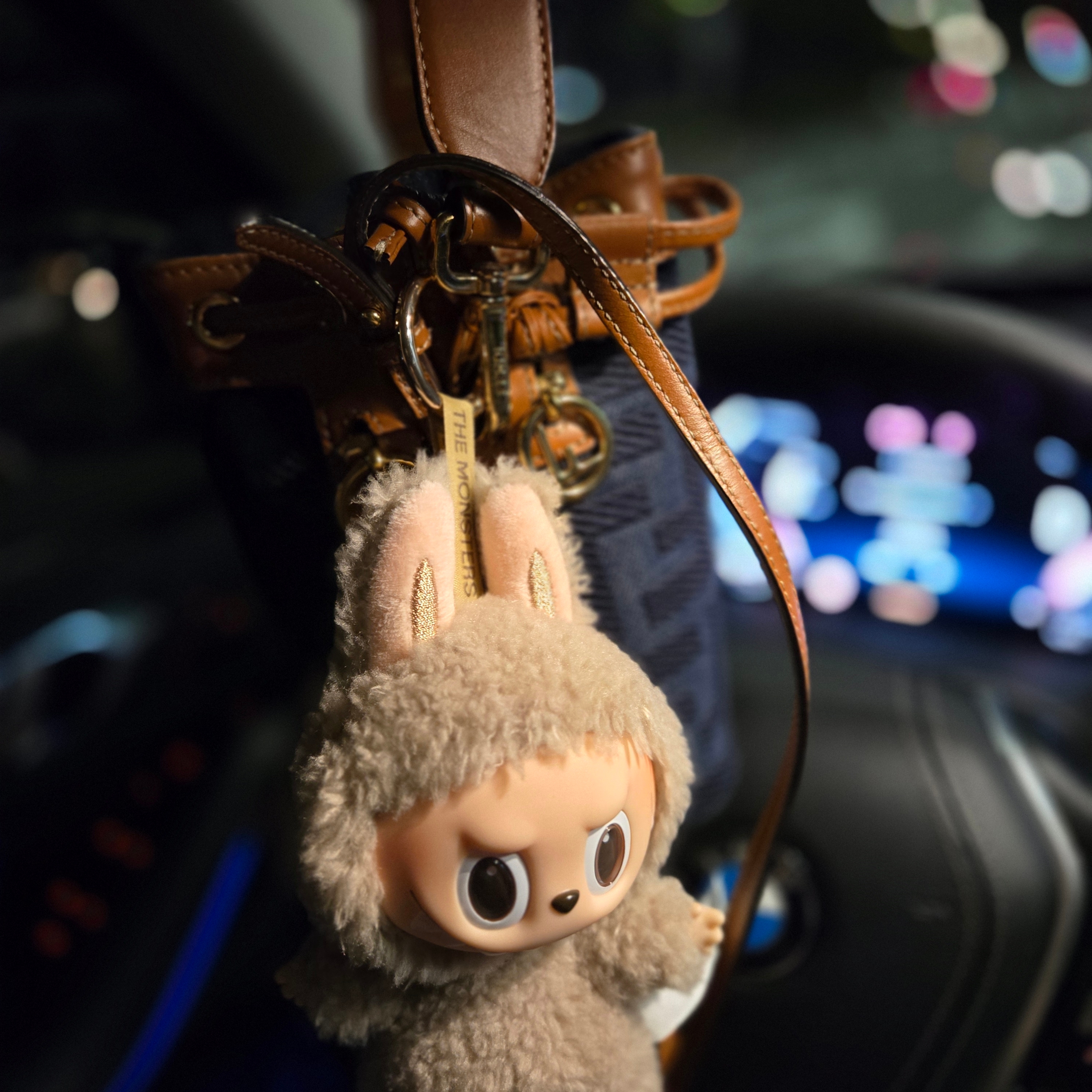 Pop Mart Labubu The Monsters Labubu Tasty Macarons Series Toffe Keyring (Opened Case) 착용 스타일 - 2