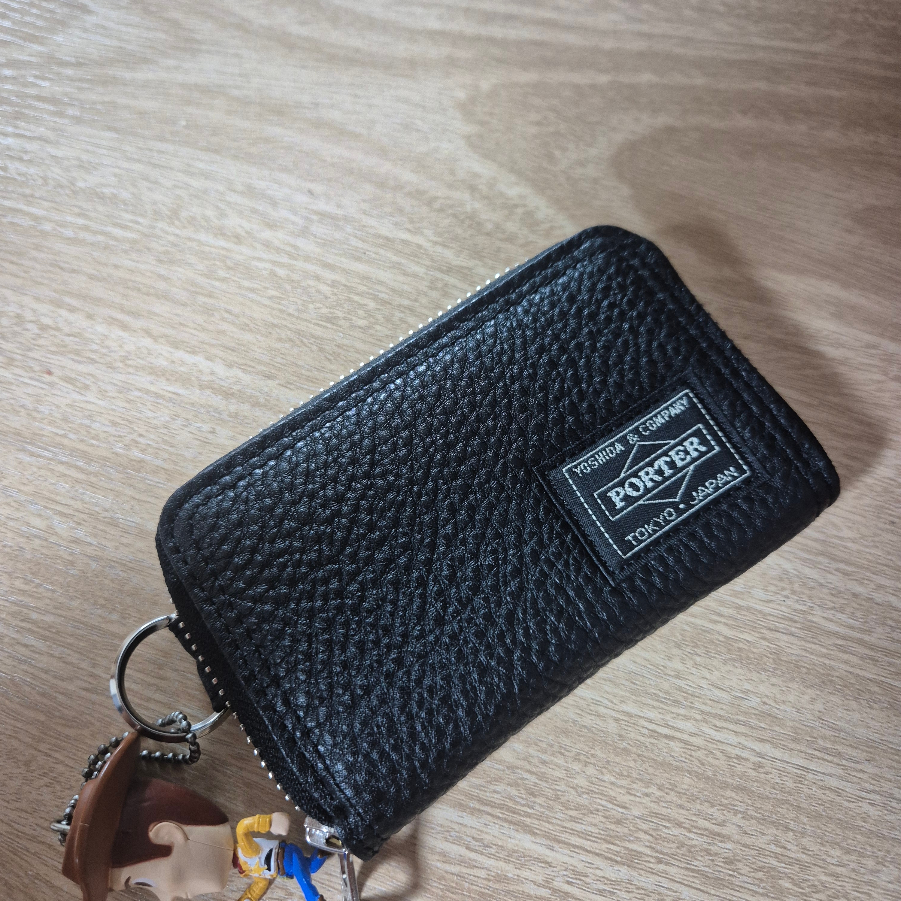 Porter Calm Coin Case Black 착용 스타일