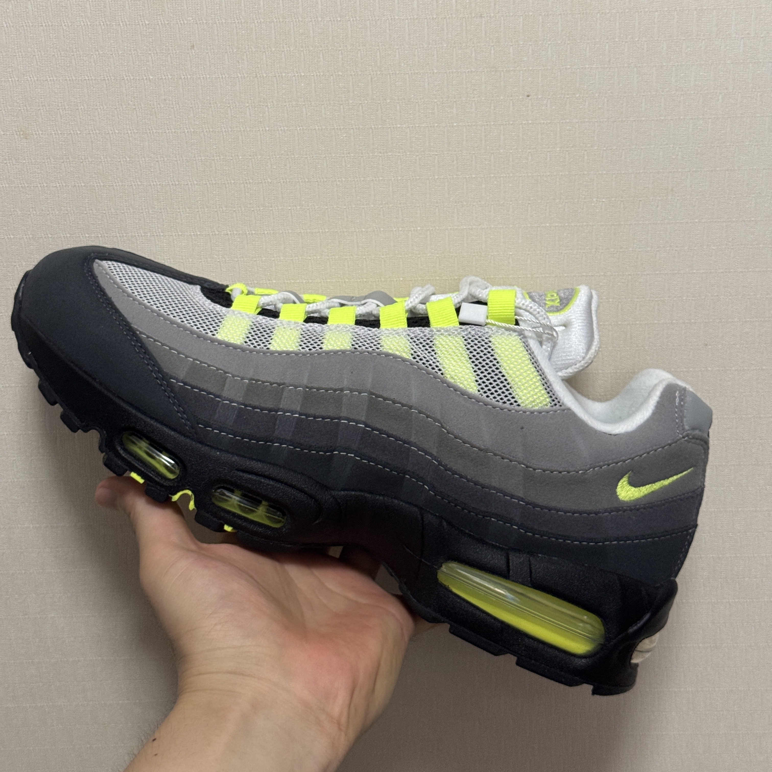 Nike Air Max 95 OG Neon 착용 스타일