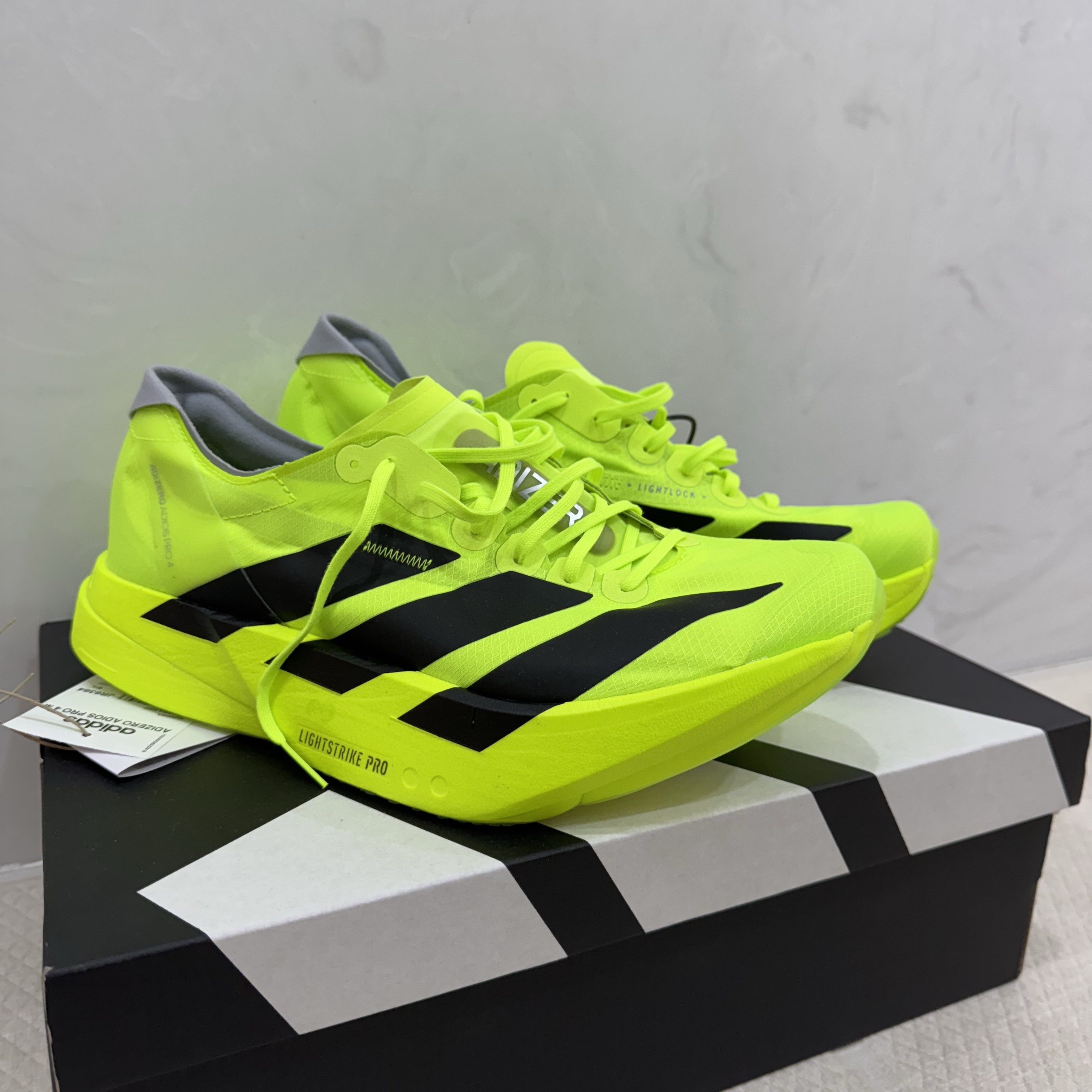 Adidas Adizero Adios Pro 4 Lucid Lemon Core Black 착용 스타일 - 3