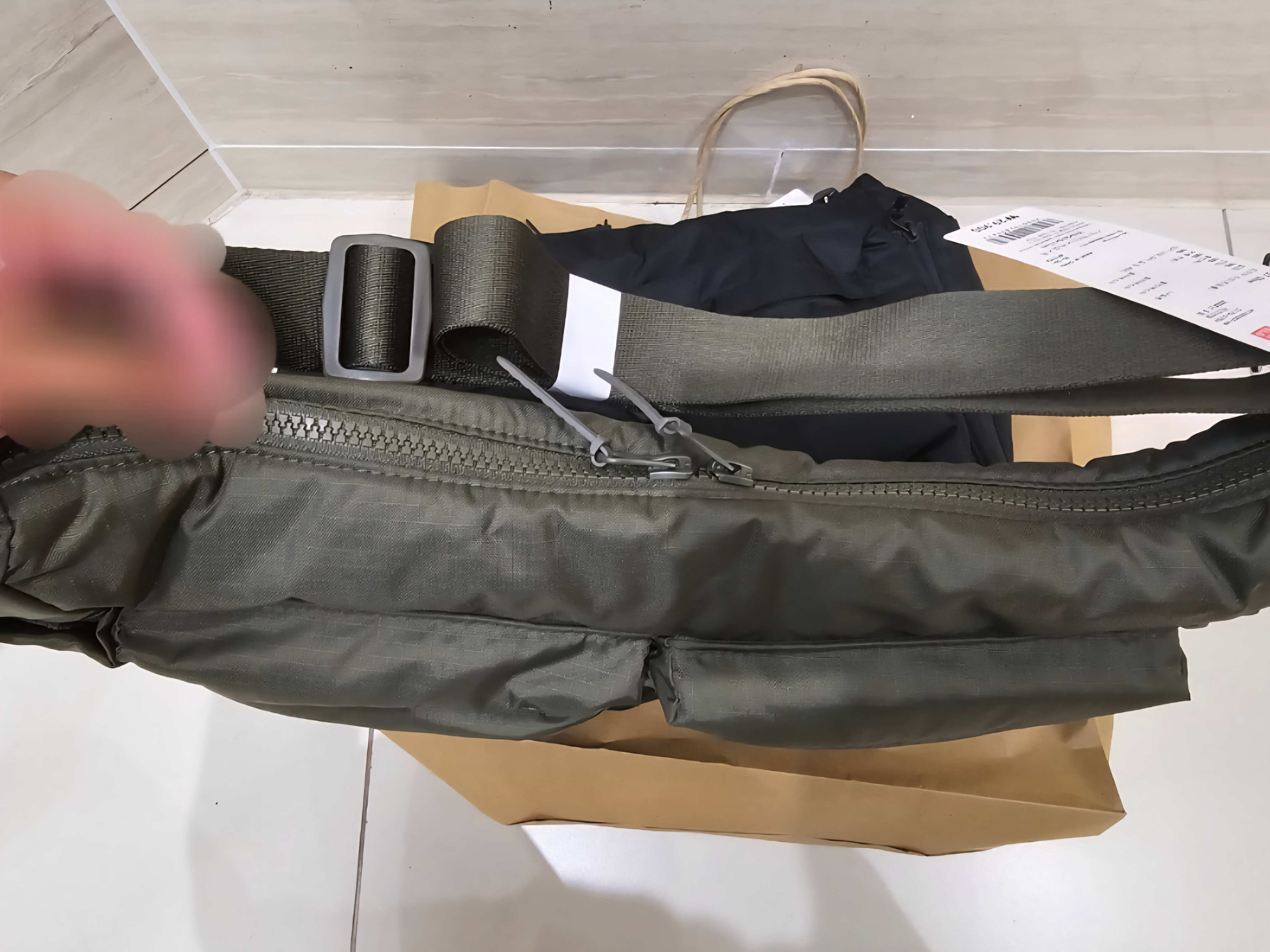 Uniqlo Multi Pocket Shoulder Bag Olive, Uniqlo Multi Pocket Shoulder Bag Black 착용 스타일 - 2
