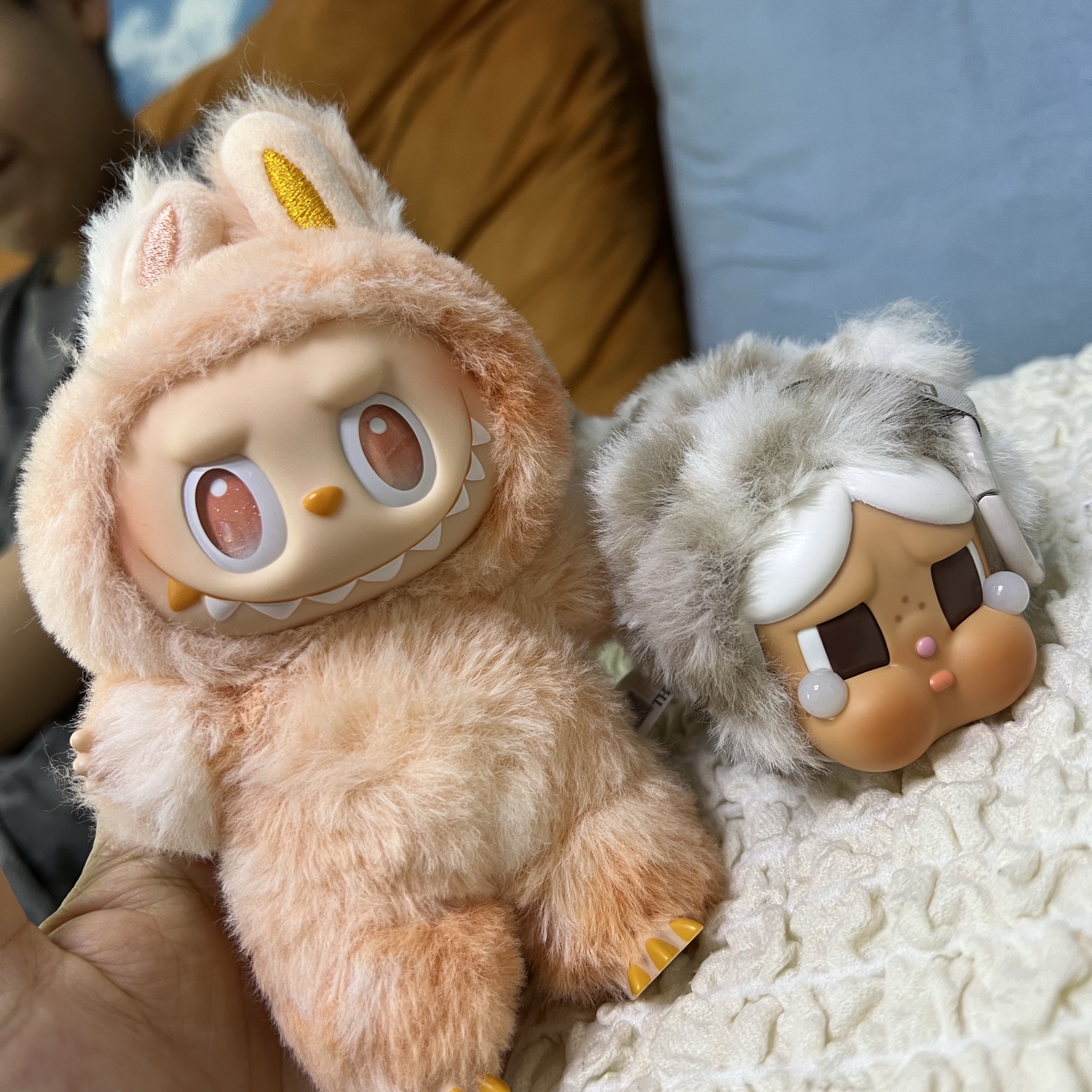 Pop Mart Labubu The Monsters Highlight Series Sealed Case (1 Blind Box), Pop Mart Crybaby Wild But Cutie Series Vinyl Plush Pendant (1 Blind Box) 착용 스타일