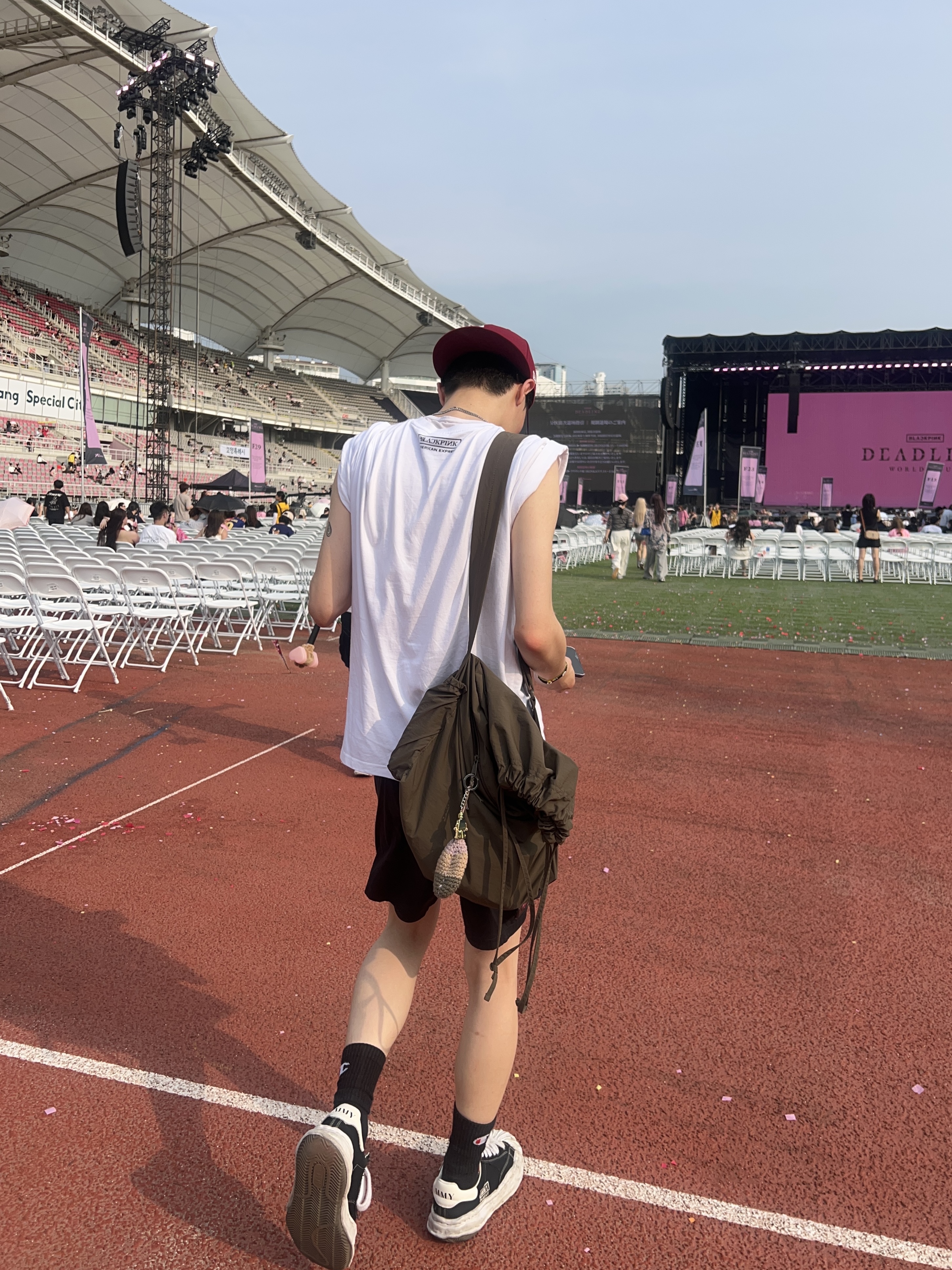 Verdy x Blackpink CC T-Shirt White - Amex Exclusive, Uniqlo U Drawstring Shoulder Bag Olive 착용 스타일 - 1