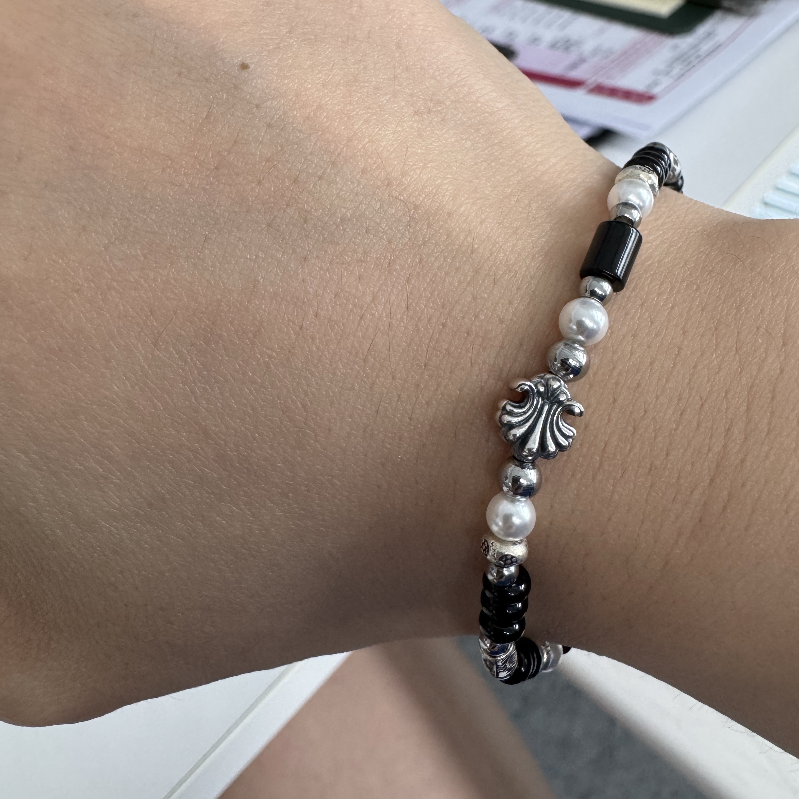 [KREAM 단독] Scudo Shell Black Pearl Beads Bracelet 착용 스타일