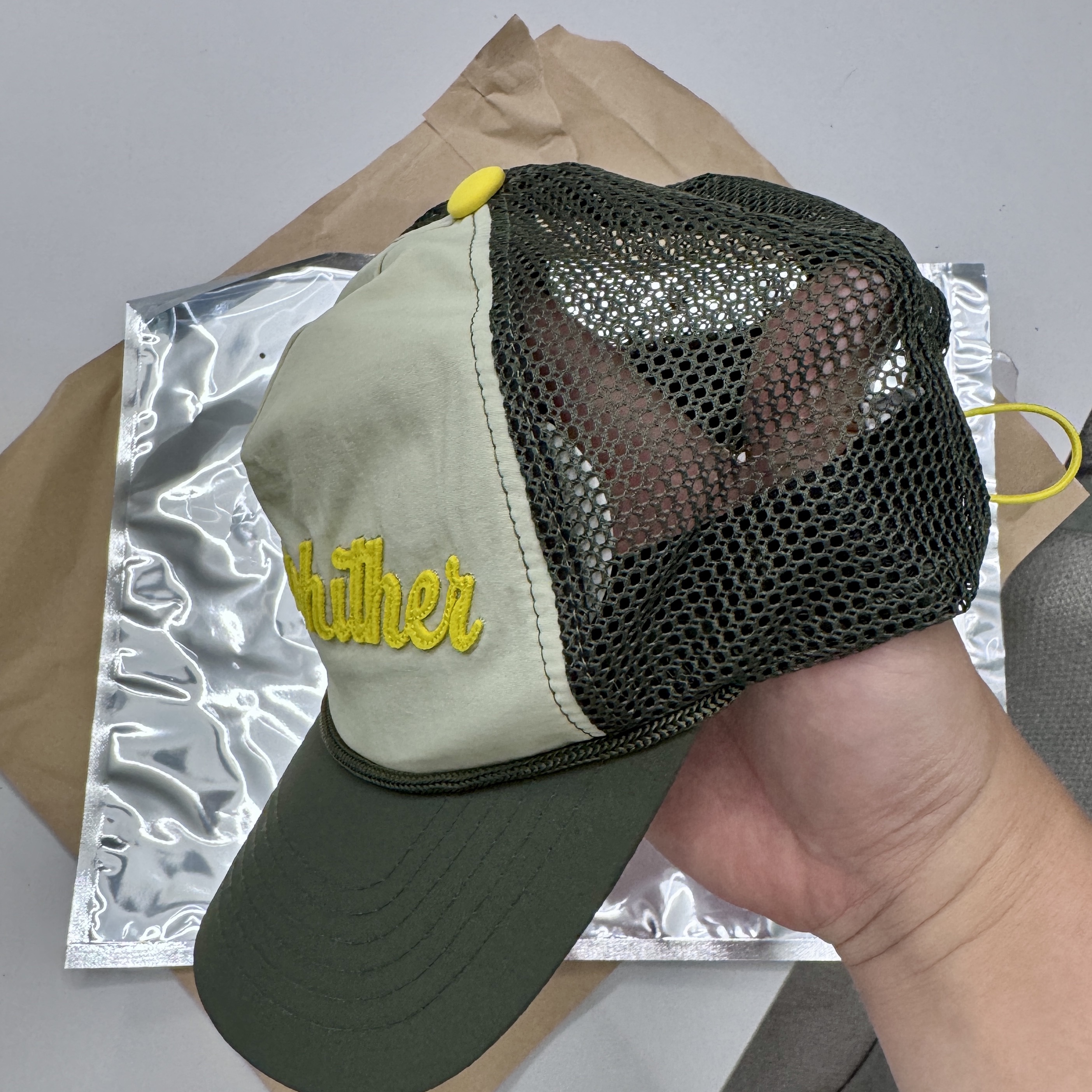 [KREAM 단독] runwhither Trucker Cap Yellow Khaki 착용 스타일 - 4