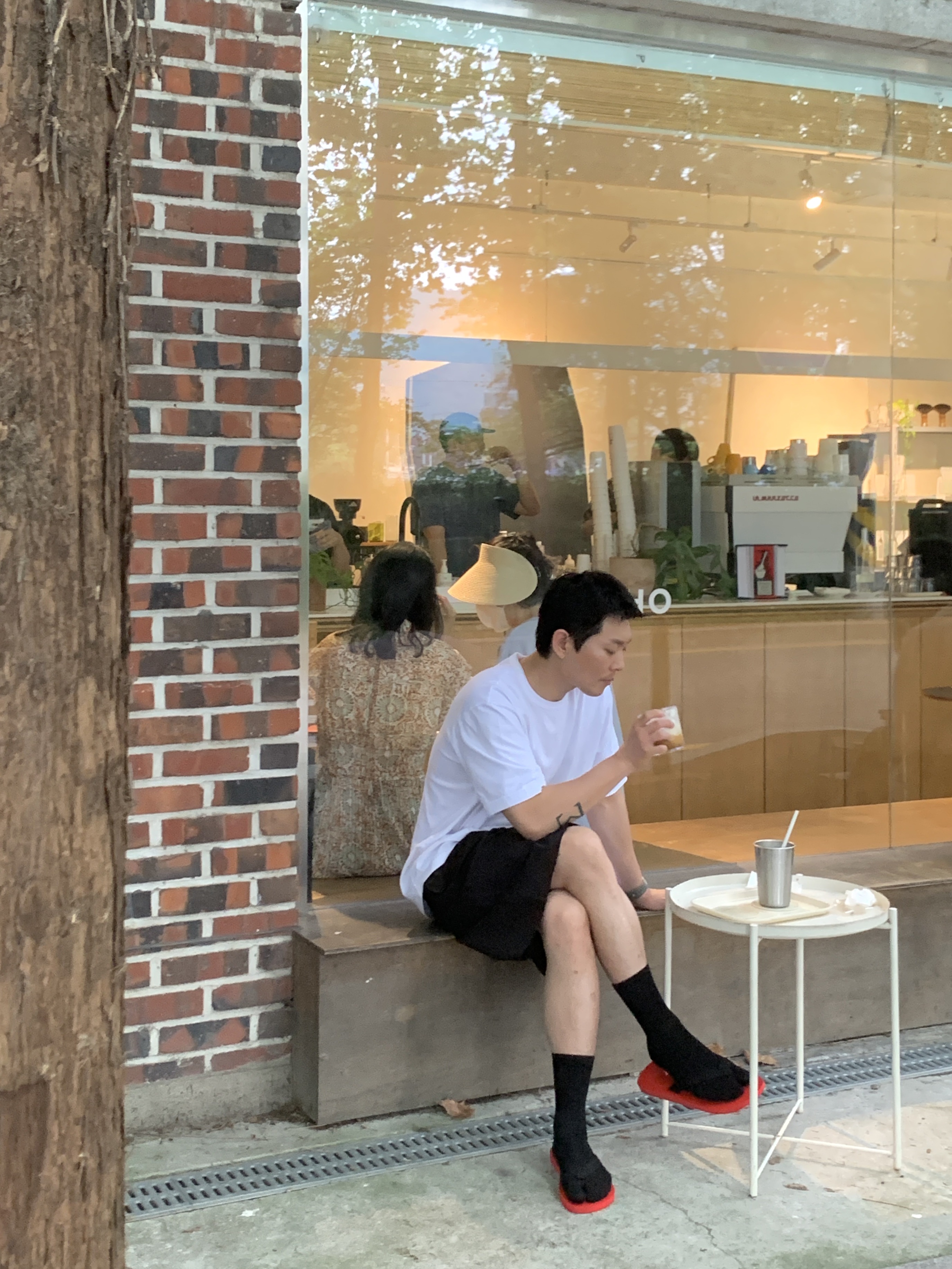 Salomon x MM6 Maison Margiela Wide Shorts Deep Black, The Row Dune Classic Sandal in Rubber Scarlet 착용 스타일 - 3