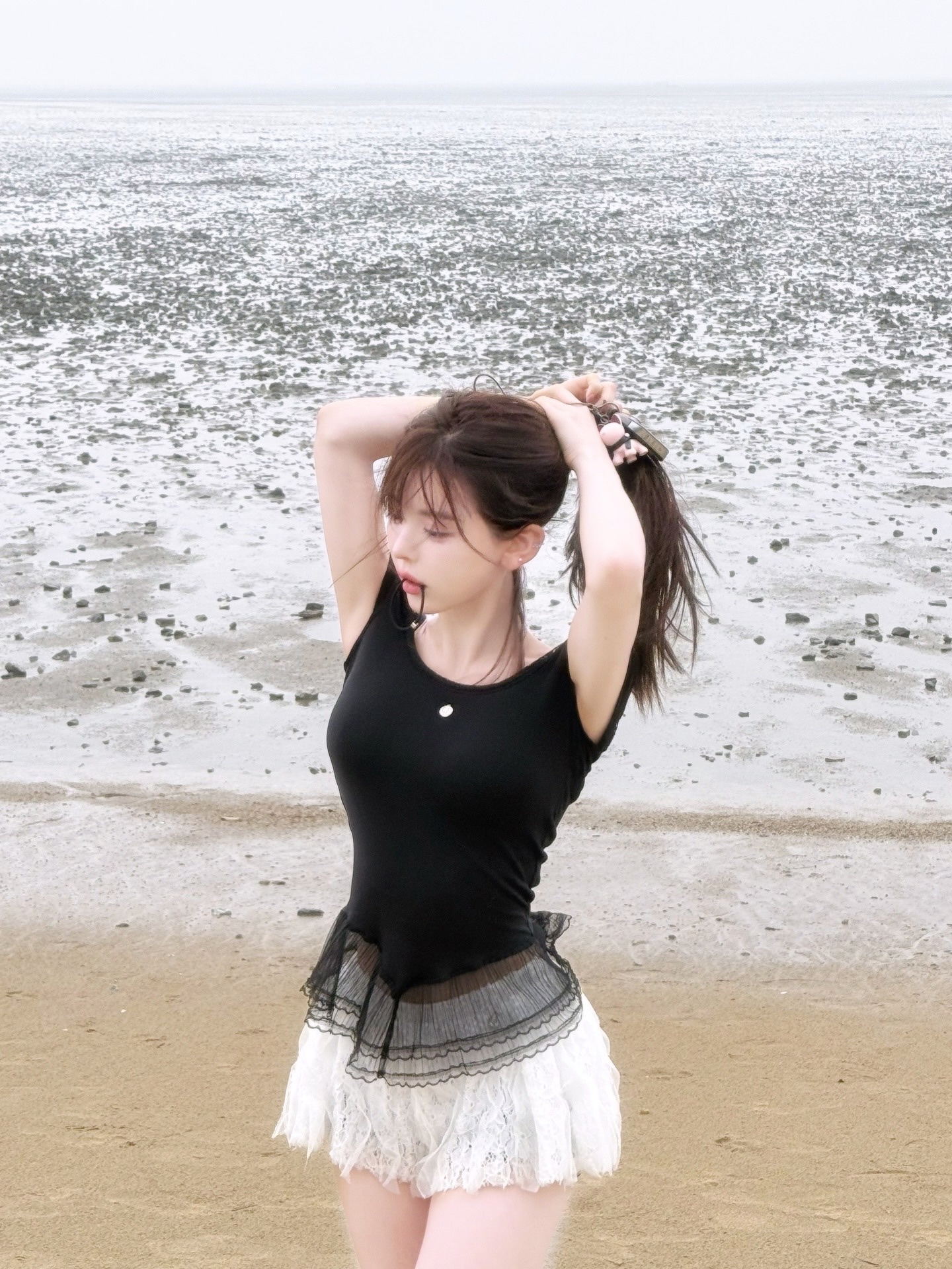 Don't Ask My Plan Square Neck Lace Frill Top-Black, Don't Ask My Plan Lace Frill Floral Shorts - WHITE 착용 스타일 - 3