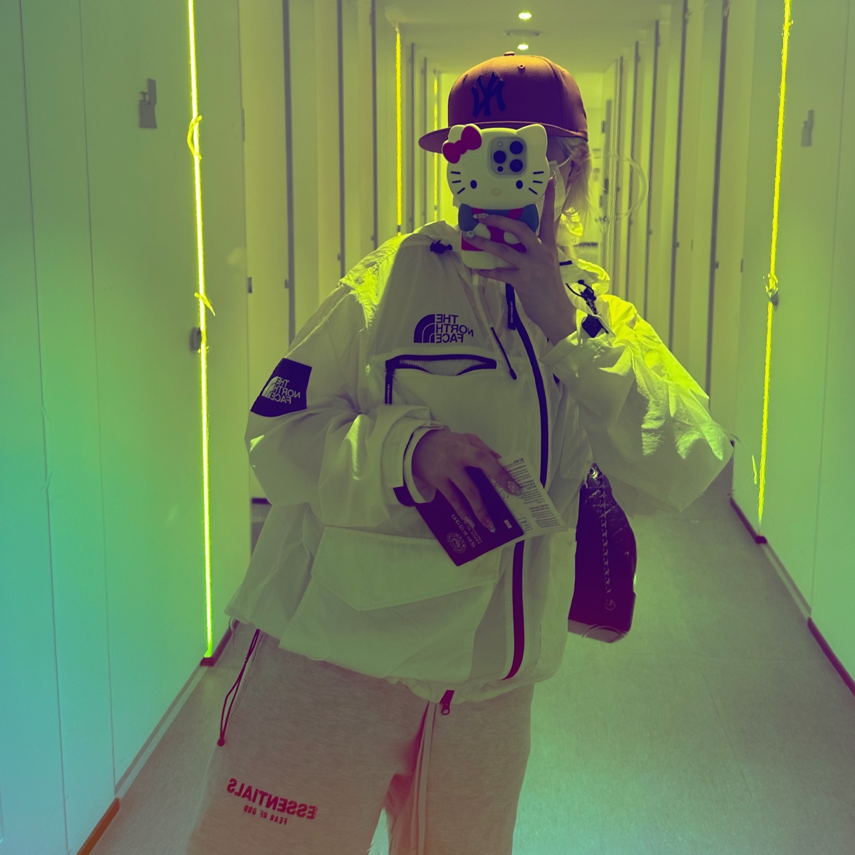 The North Face White Label Sheldon Cargo Jacket White, Essentials The Core Collection Sweatshorts Light Oatmeal 착용 스타일
