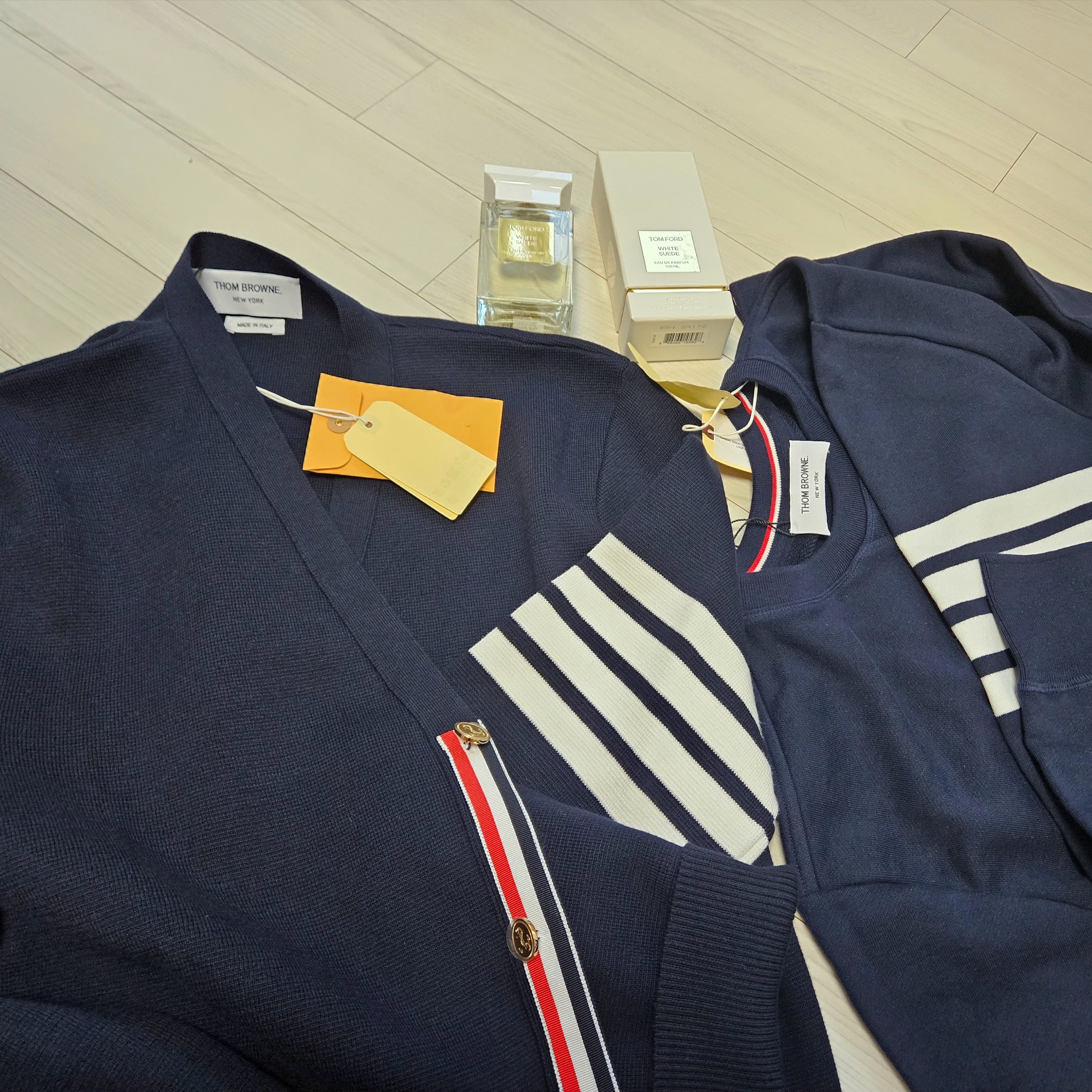 Tom Ford White Suede Eau De Parfum 100ml, Thom Browne Milano Stitch 4-Bar Cardigan Navy 착용 스타일 - 1