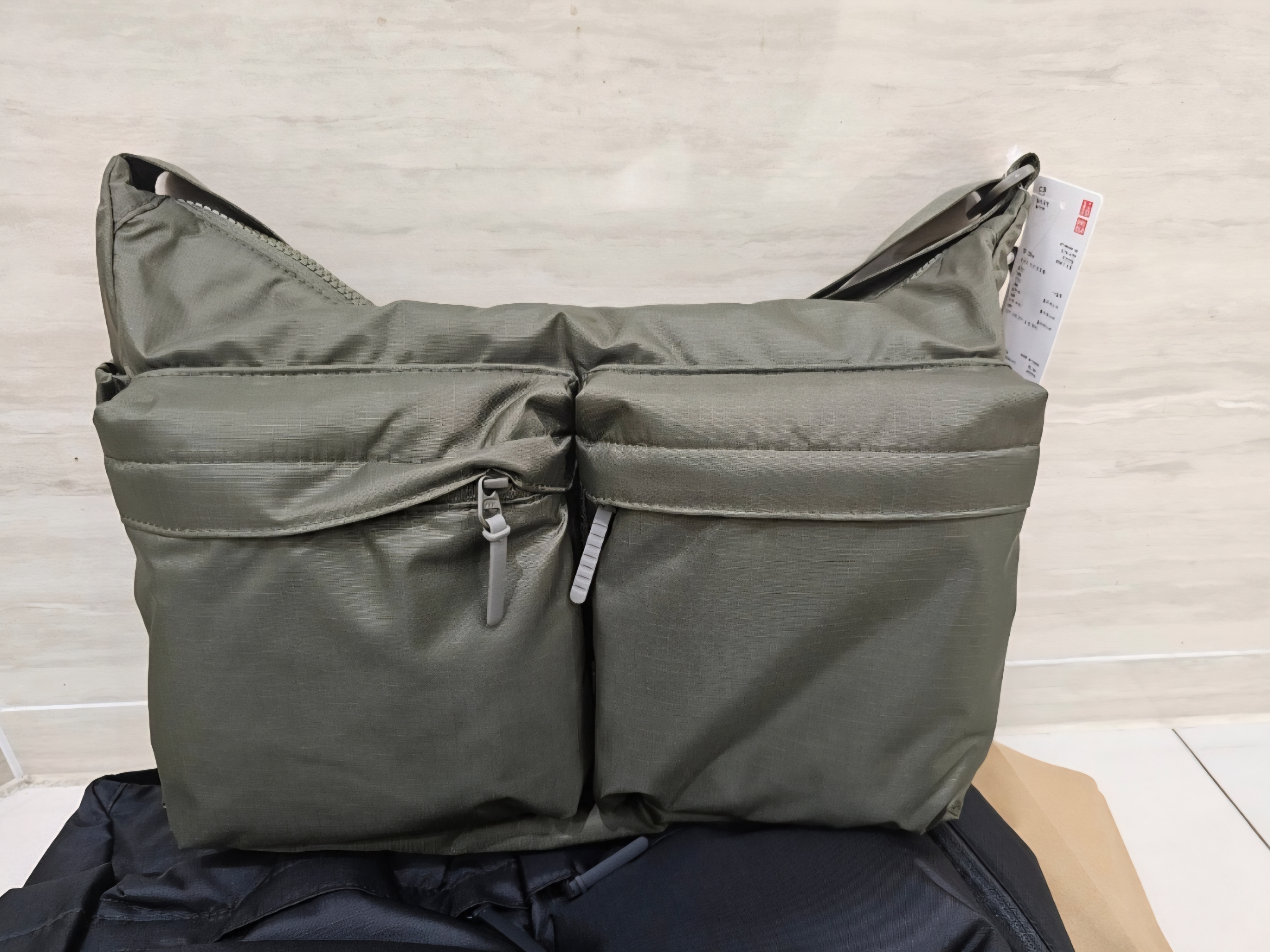 Uniqlo Multi Pocket Shoulder Bag Olive, Uniqlo Multi Pocket Shoulder Bag Black 착용 스타일 - 1