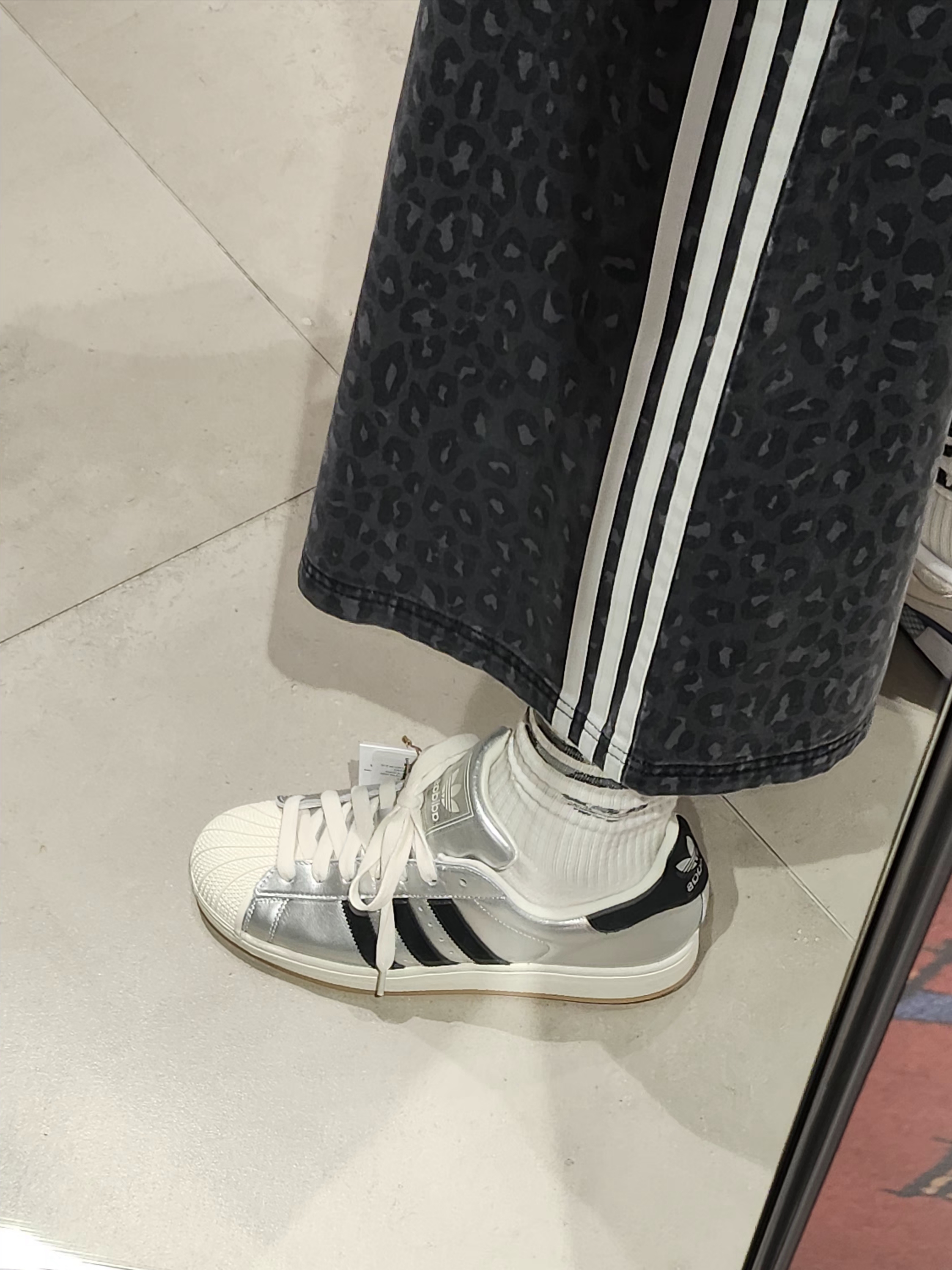 (W) Adidas Denim Bermuda Shorts Multicolor Carbon - US Sizing, Adidas 3-Stripes Crew Socks White (3 Pack) 착용 스타일 - 1