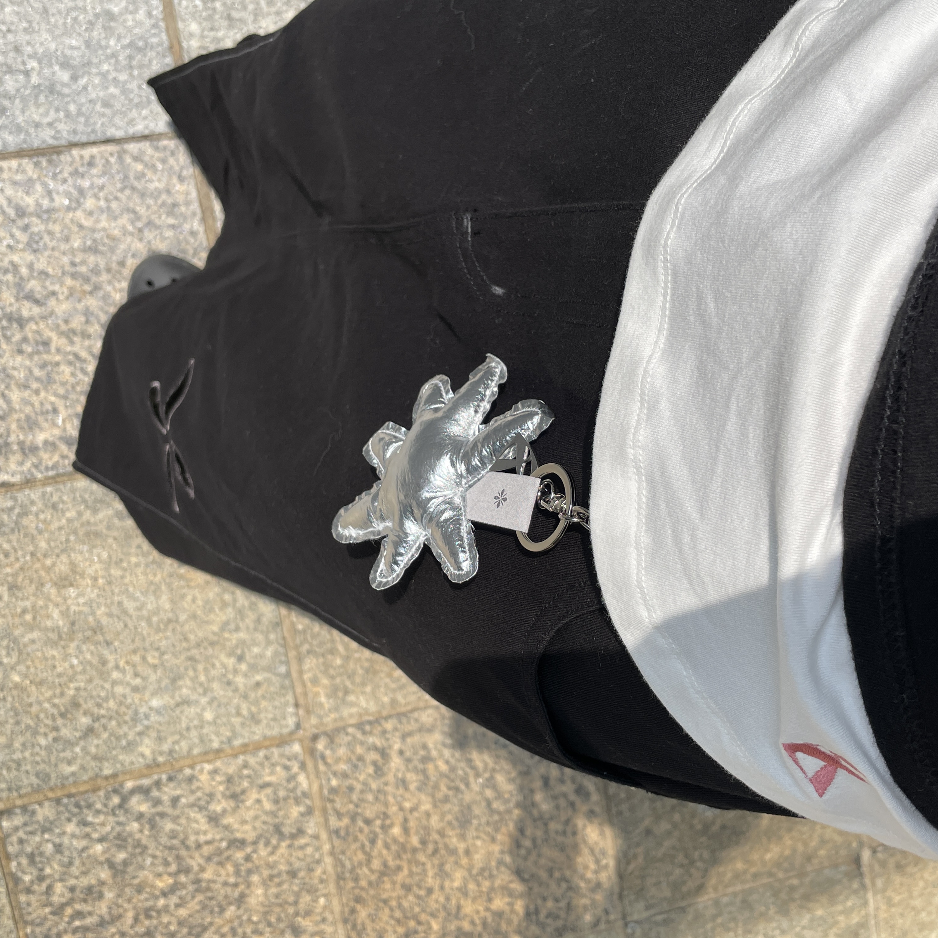 Riomeu Signature Sparkle Keyring, Riomeu Martin Gray Bracelet 착용 스타일 - 3