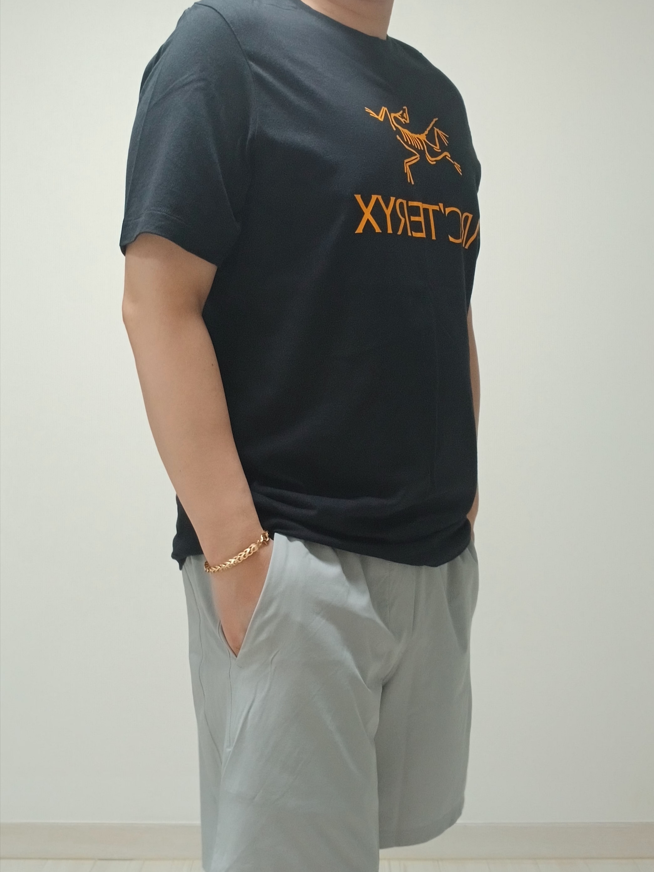 Arc'teryx Arc'word Logo SS T-Shirt Black II, Hoka Ora Athletic Slide Black White 착용 스타일 - 5