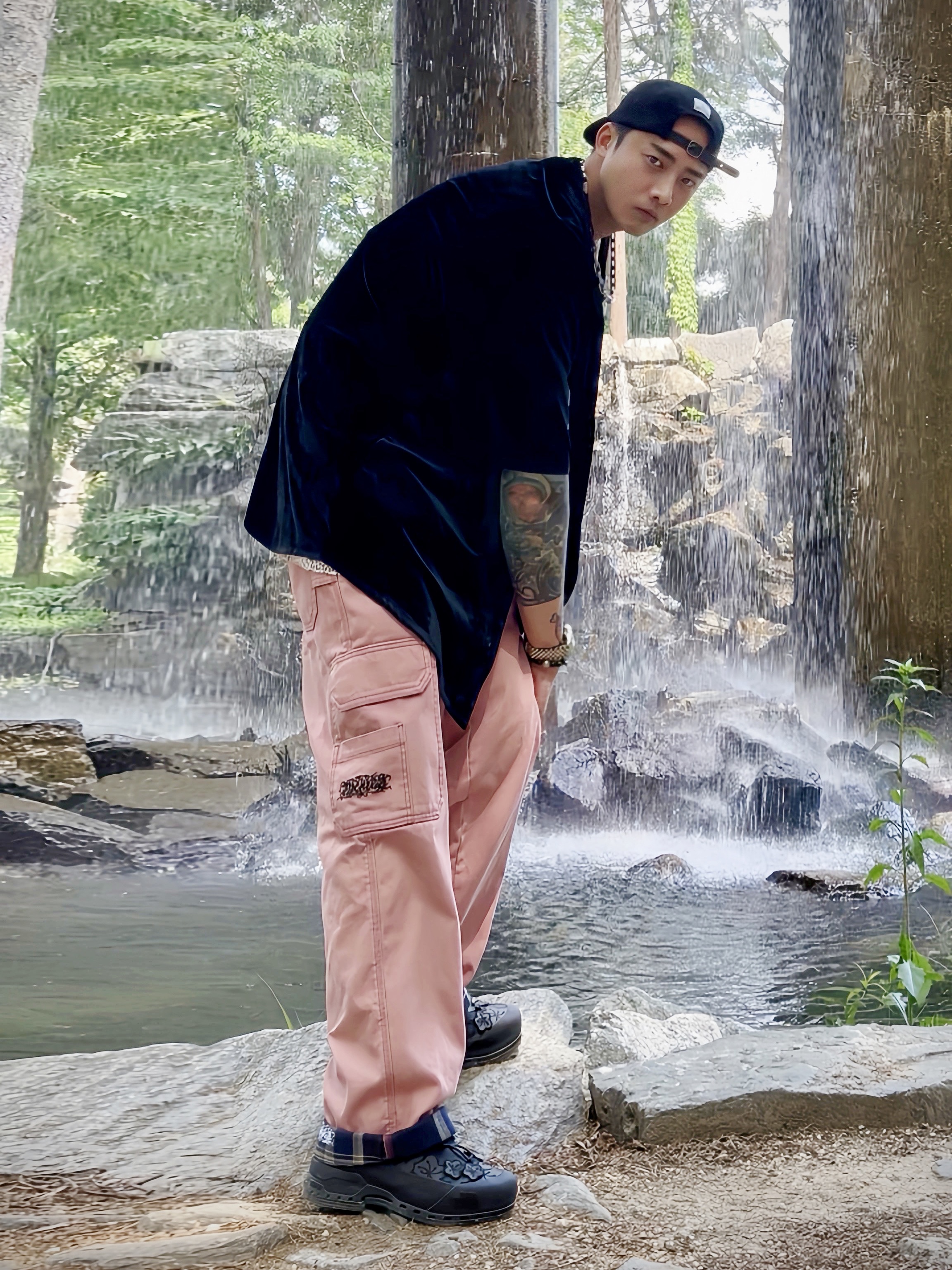 Supreme Harris Tweed Camp Cap Black - 25SS, Supreme Leopard Silk S/S Shirt Pink - 22SS 착용 스타일