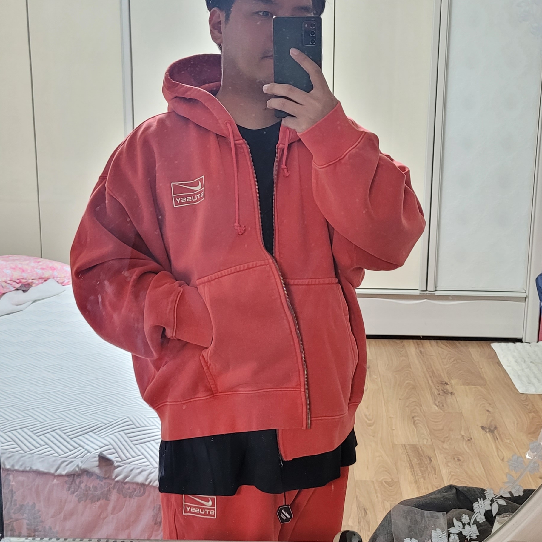 Nike x Stussy Pigment Dyed Fleece Pants Habanero Red (FJ9157-642), Nike x Stussy Full Zip Pigment Dyed Fleece Hoodie Habanero Red (FJ9161-642) 착용 스타일 - 2
