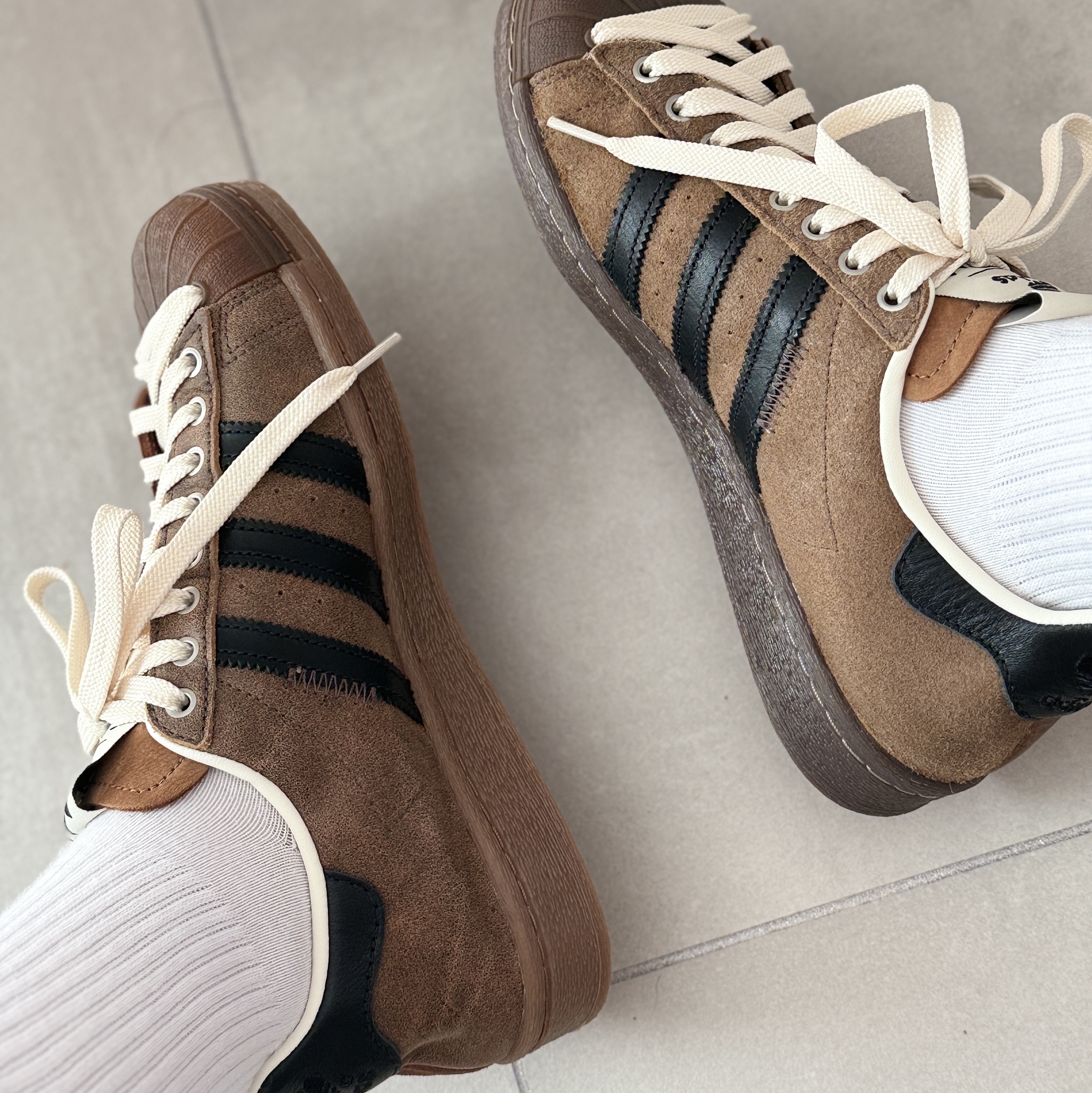 Adidas x Song for the Mute Superstar 82 Khaki Core Black 착용 스타일 - 1