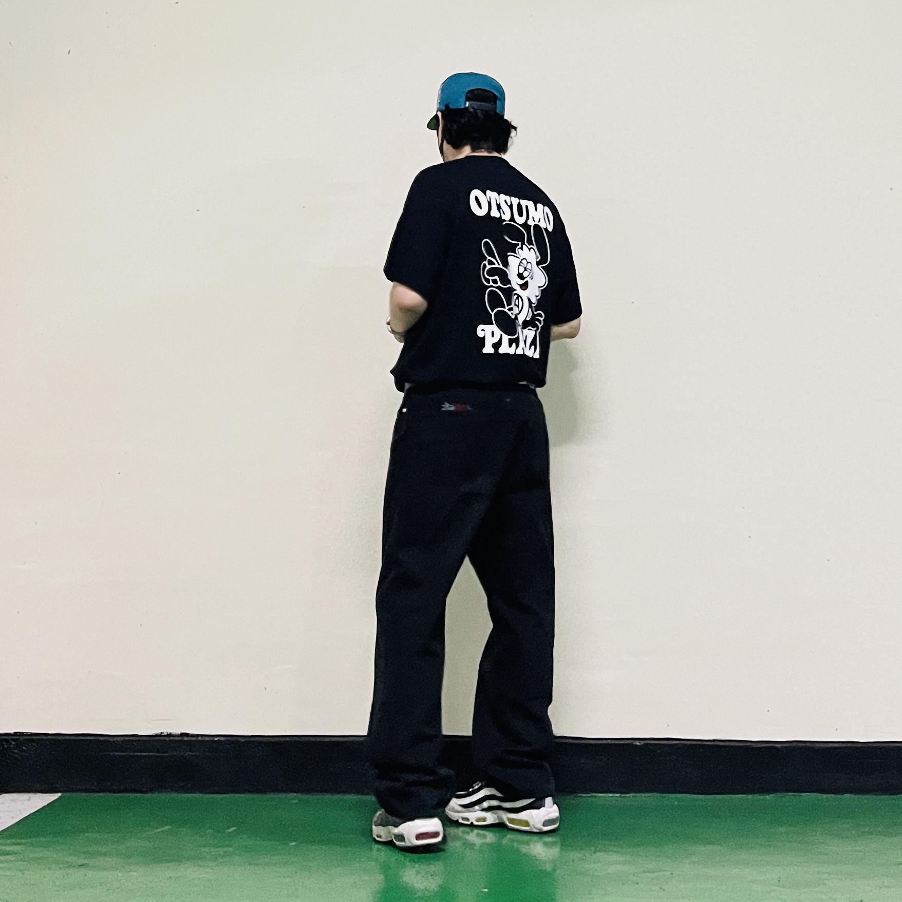 Stussy Washed Canvas Big OL' Jean Black, Verdy Otsumo Plaza T-Shirt Black - Otsumo Plaza Exclusive 착용 스타일 - 3