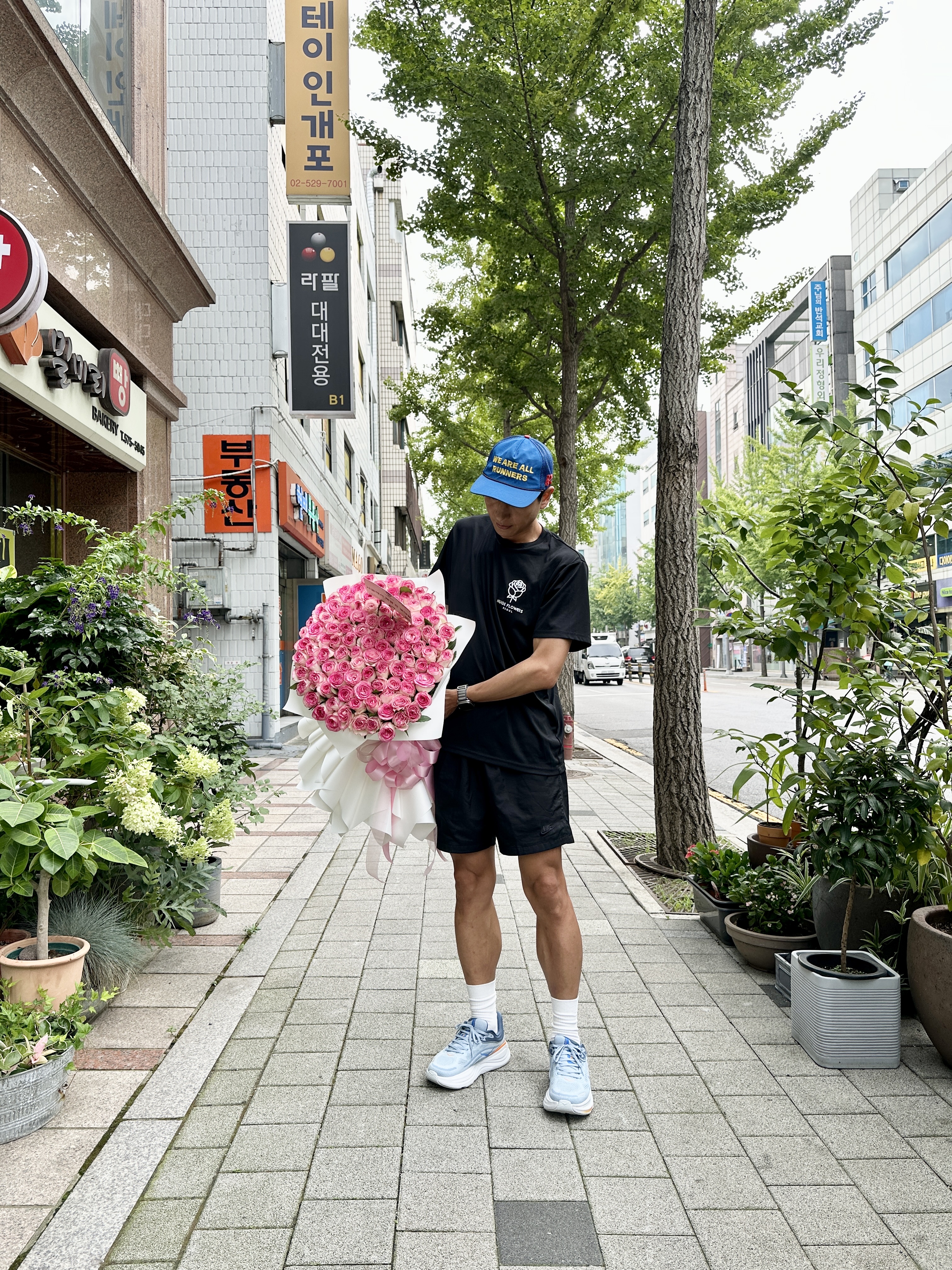 Alex Zono x Wherever We Are All Runners Trucker Hat Blue, Hoka Bondi 9 Drizzle Downpour - Wide 착용 스타일 - 2