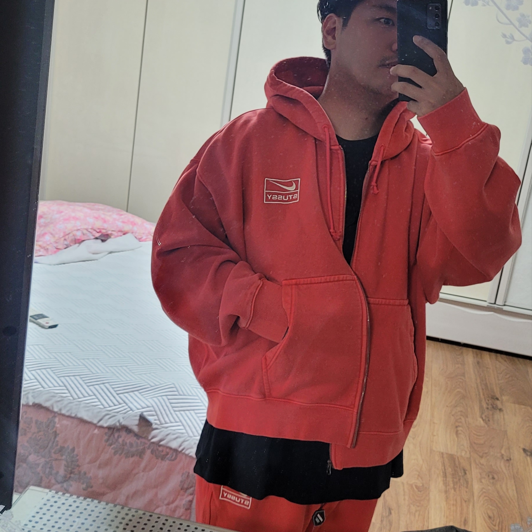 Nike x Stussy Pigment Dyed Fleece Pants Habanero Red (FJ9157-642), Nike x Stussy Full Zip Pigment Dyed Fleece Hoodie Habanero Red (FJ9161-642) 착용 스타일 - 1