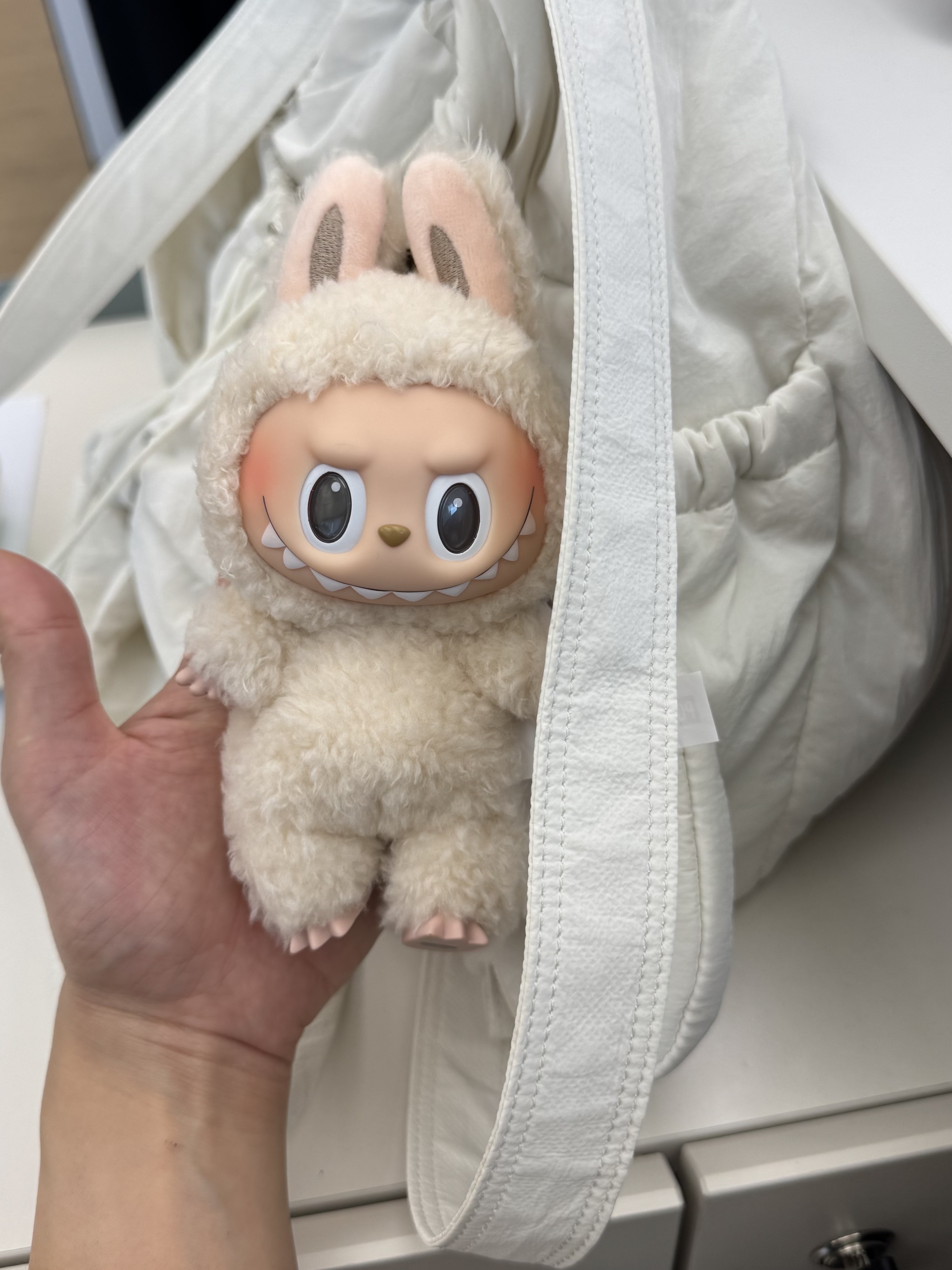 Pop Mart Labubu The Monsters Labubu Tasty Macarons Series Soymilk Keyring (Opened Case) 착용 스타일 - 1
